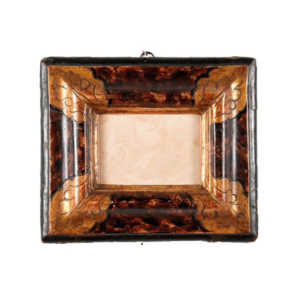 Cornice in legno dipinto a finta tartaruga e dorato. Marche, XVIII secolo
