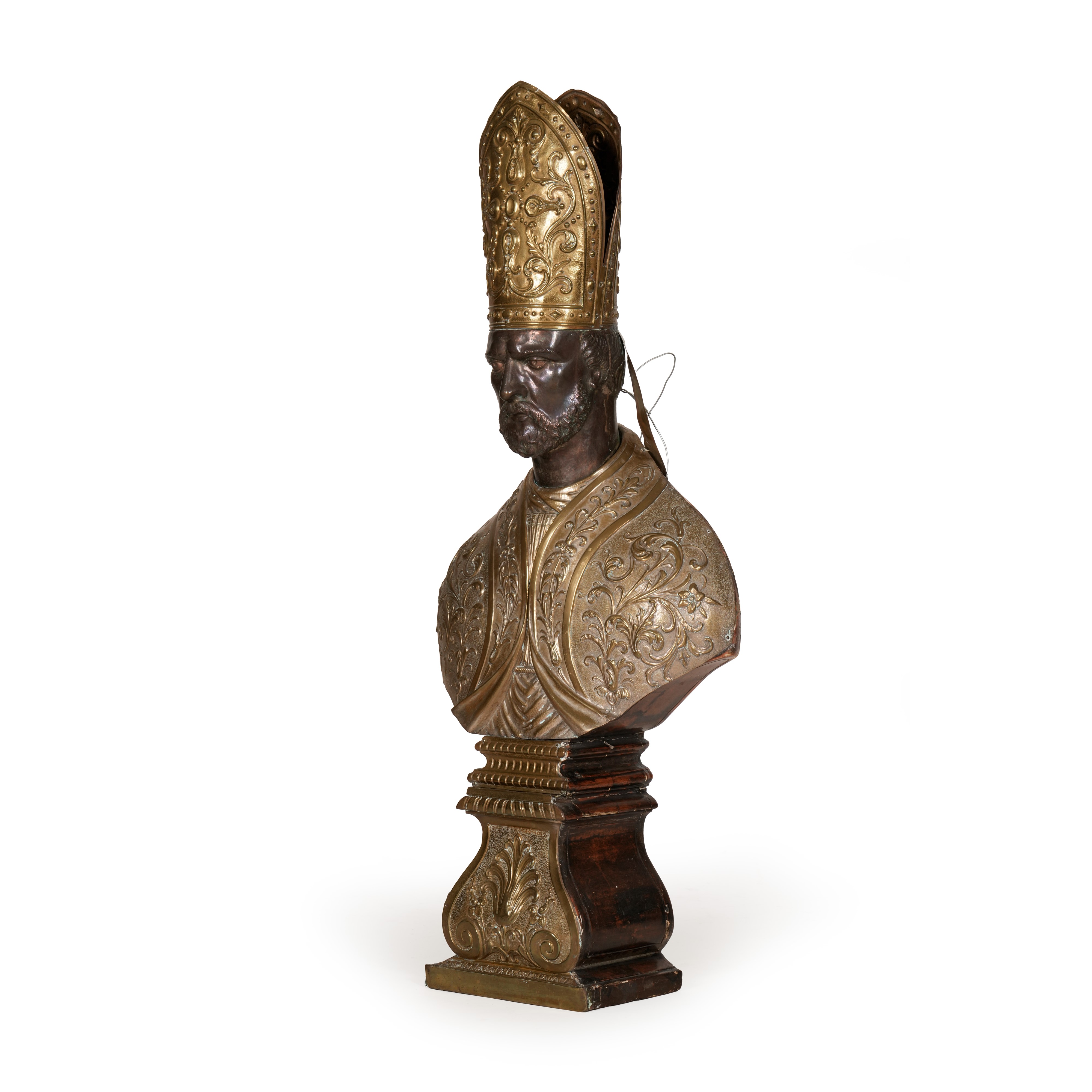 Arte barocca italiana del XVIII secolo, Busto di santo vescovo in rame sbalzato e dorato