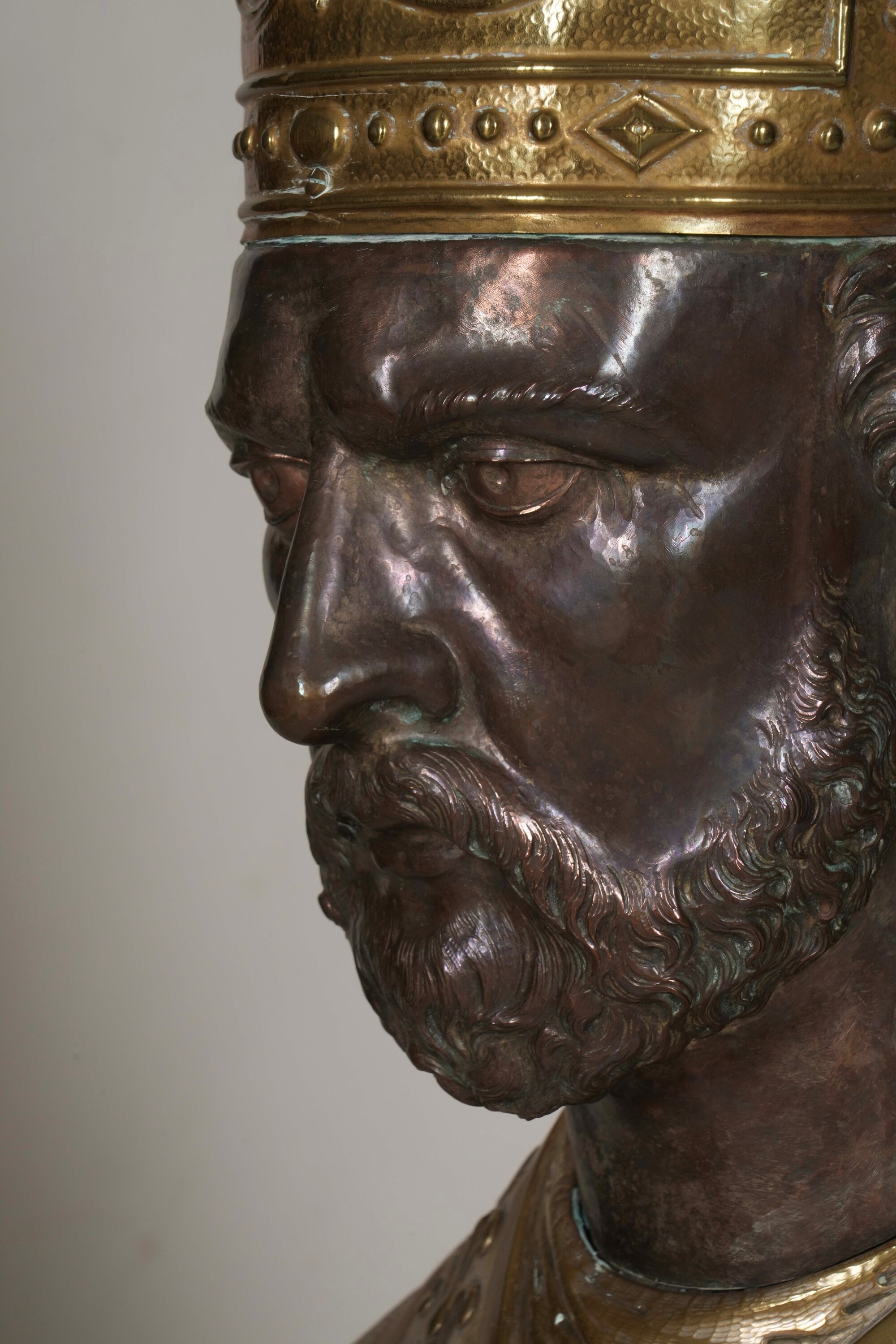 Arte barocca italiana del XVIII secolo, Busto di santo vescovo in rame sbalzato e dorato