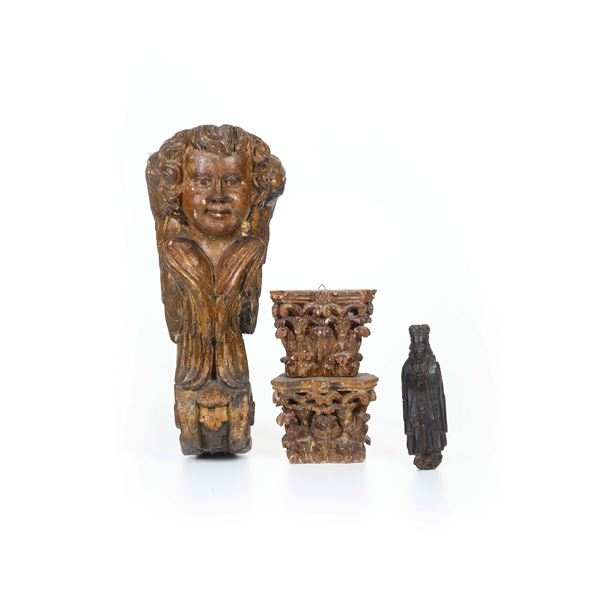 Lotto di cinque fregi in legno intagliato. XIX secolo