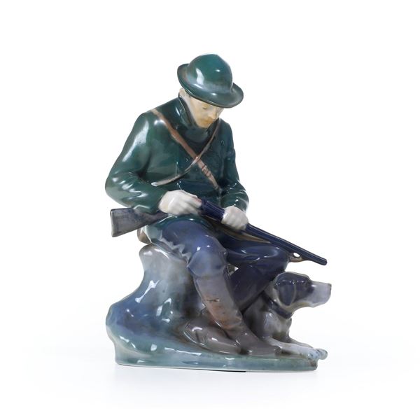 Figura di cacciatore. Danimarca, Manifattura Royal Copenaghen, 1923 circa.
