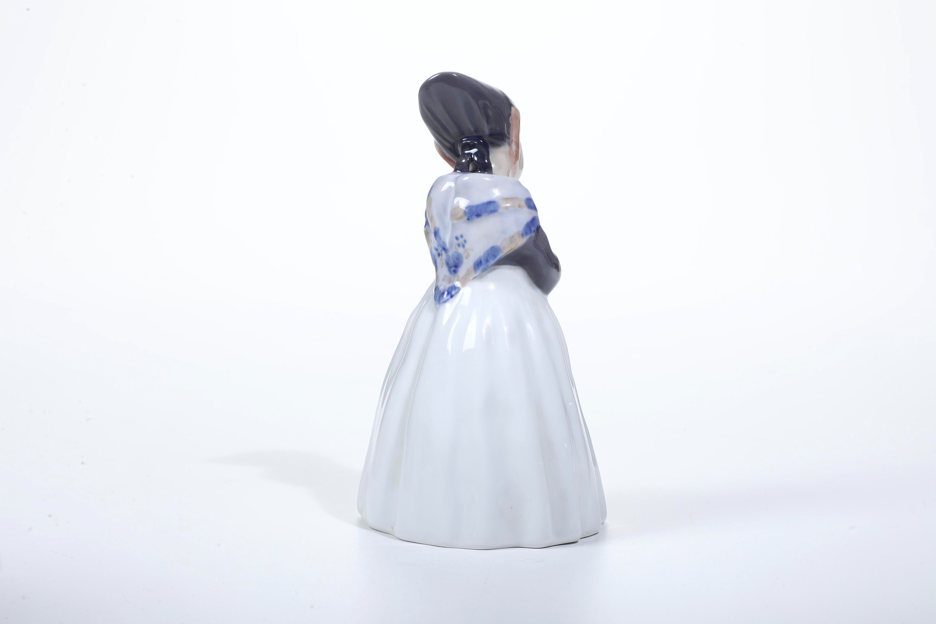 Royal Copenaghen, Figurina di bimba in costume (1969-1974)