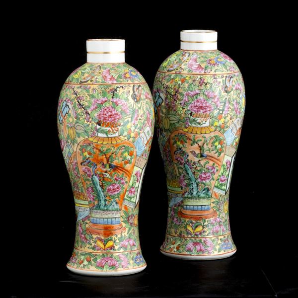 Coppia di potiche in porcellana Canton con decori a motivi floreali, Cina, XX secolo