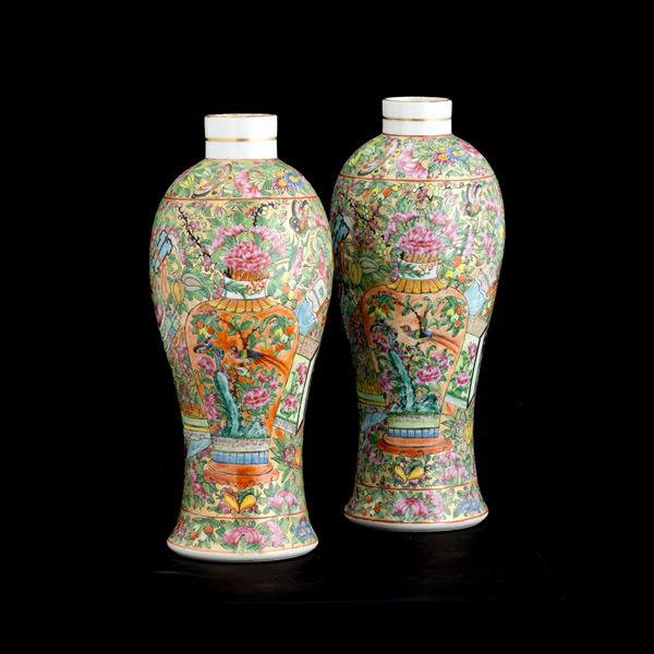 Coppia di potiche in porcellana Canton con decori a motivi floreali, Cina, XX secolo