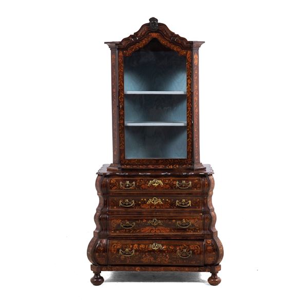 Cassettone con alzata a vetrina, riccamente intarsiato