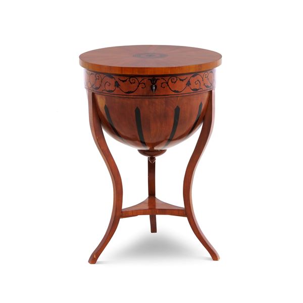 Tavolino da cucito lastronato e decorato a pirografo. XIX secolo