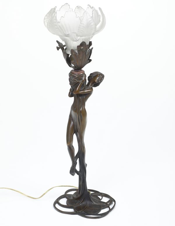 Lampada in metallo, stile liberty.