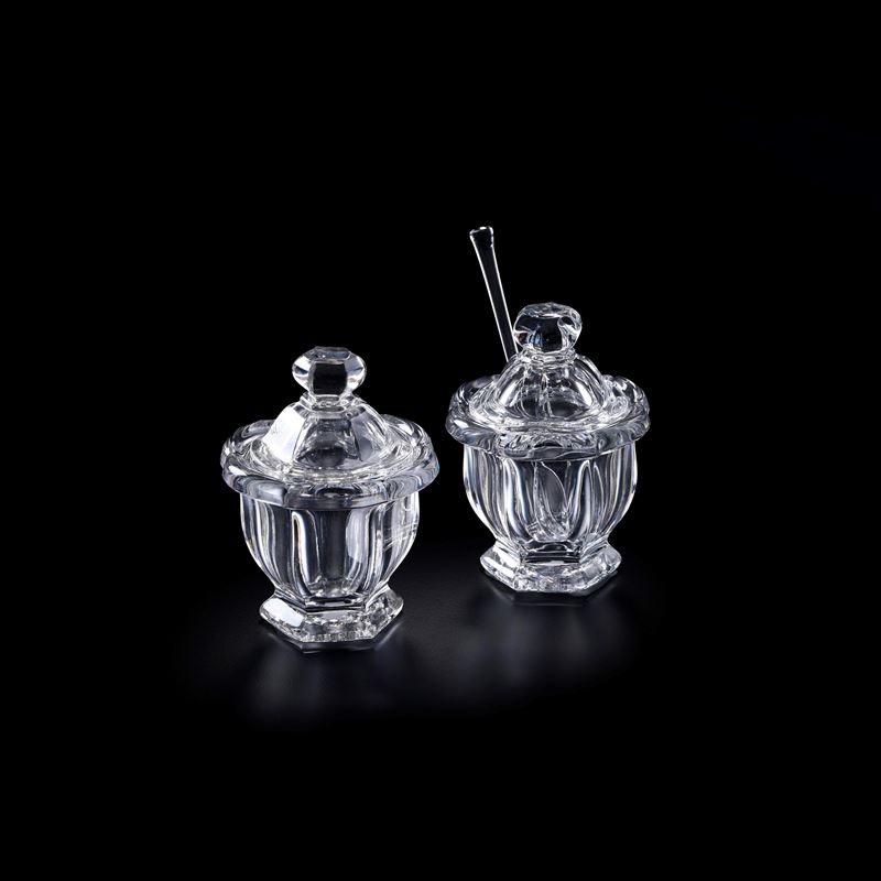 Coppia di mostardiere con un cucchiaino. Francia, Manifattura Baccarat, seconda metà del XX secolo.  - Auction The Art of the Table - Cambi Casa d'Aste