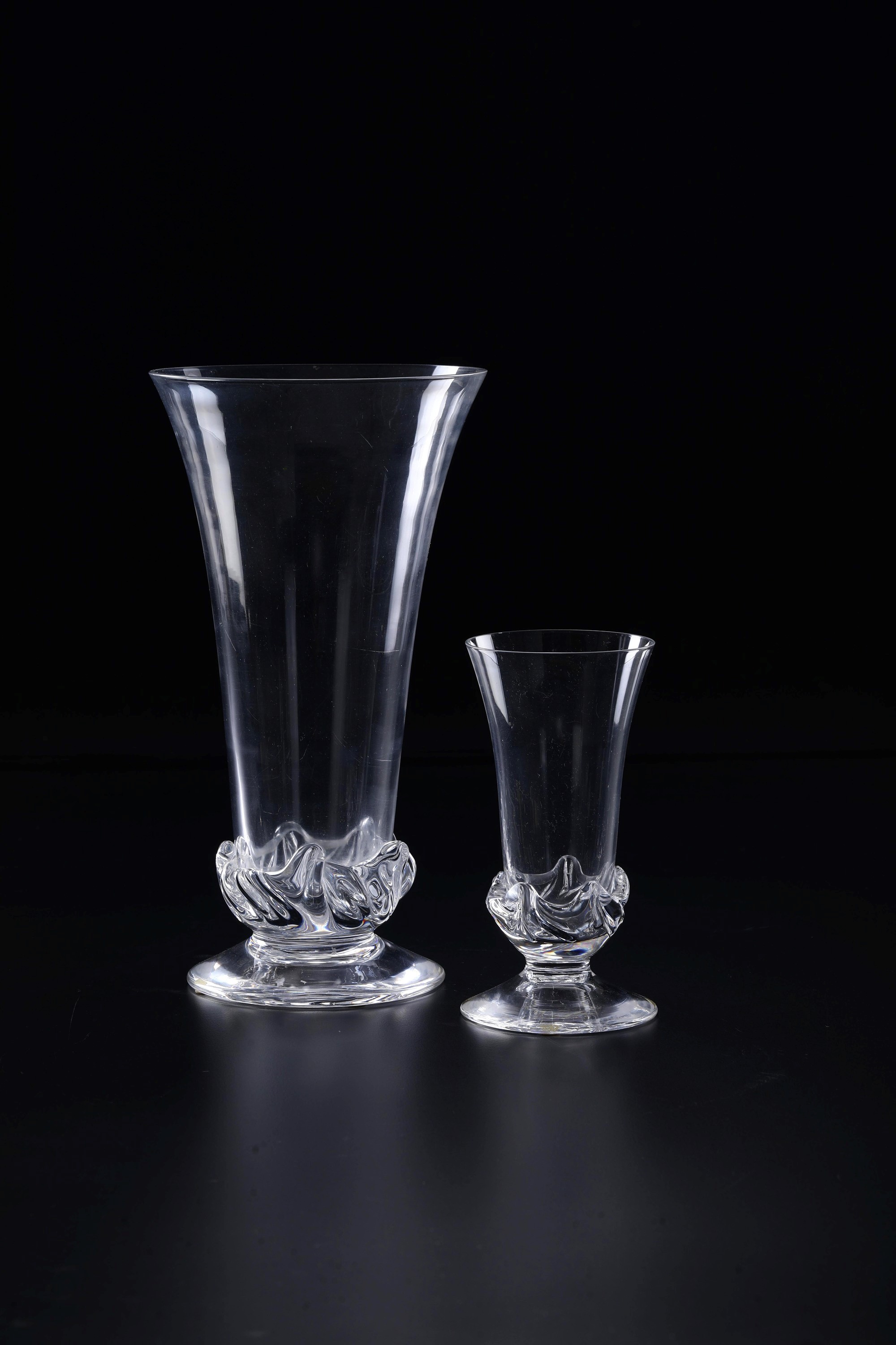 Manifattura Daum, Vaso e vasetto in cristallo inciso, XX secolo