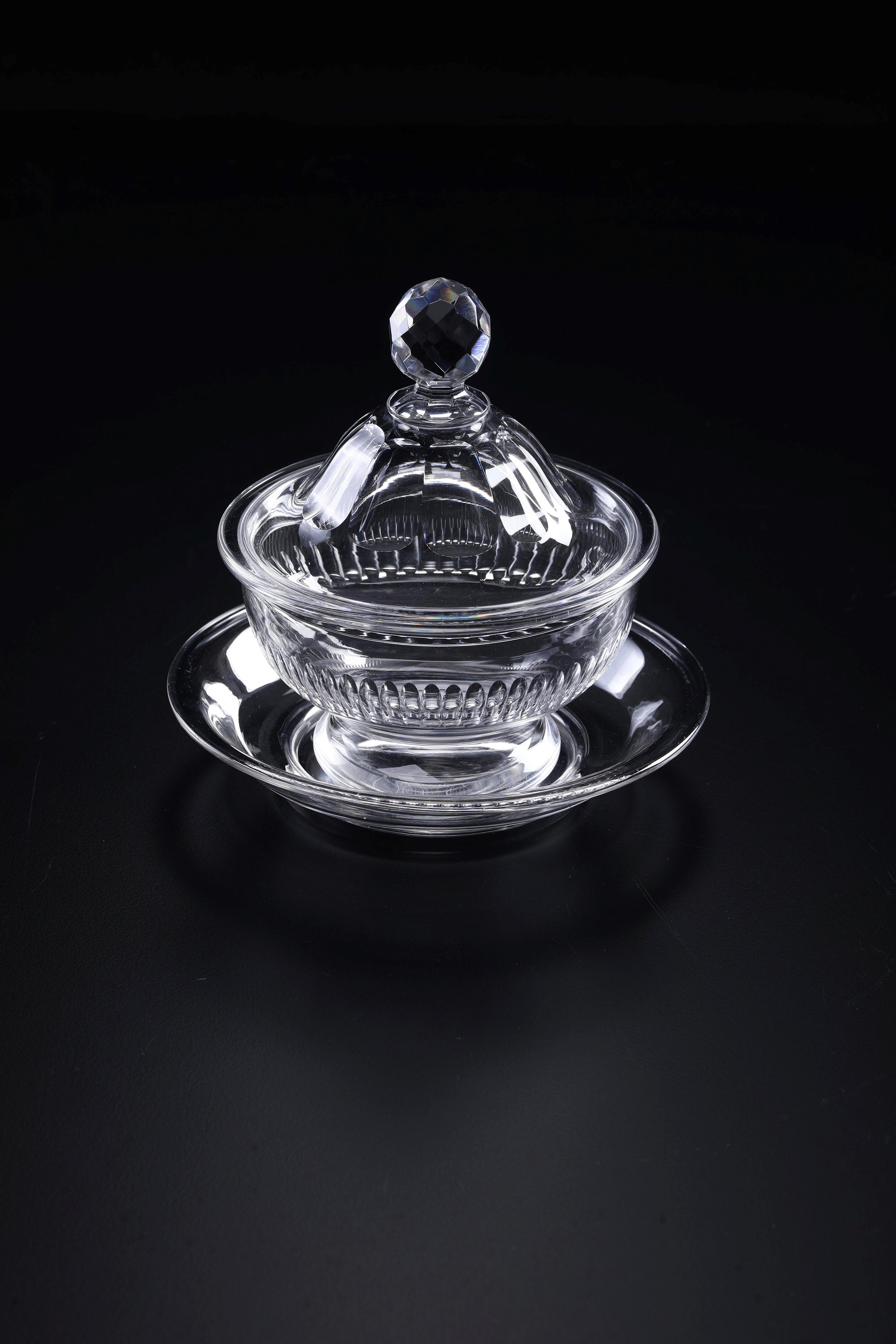 Baccarat (?), Coppa, coperchio e piatto in cristallo, Francia, inizio XX secolo