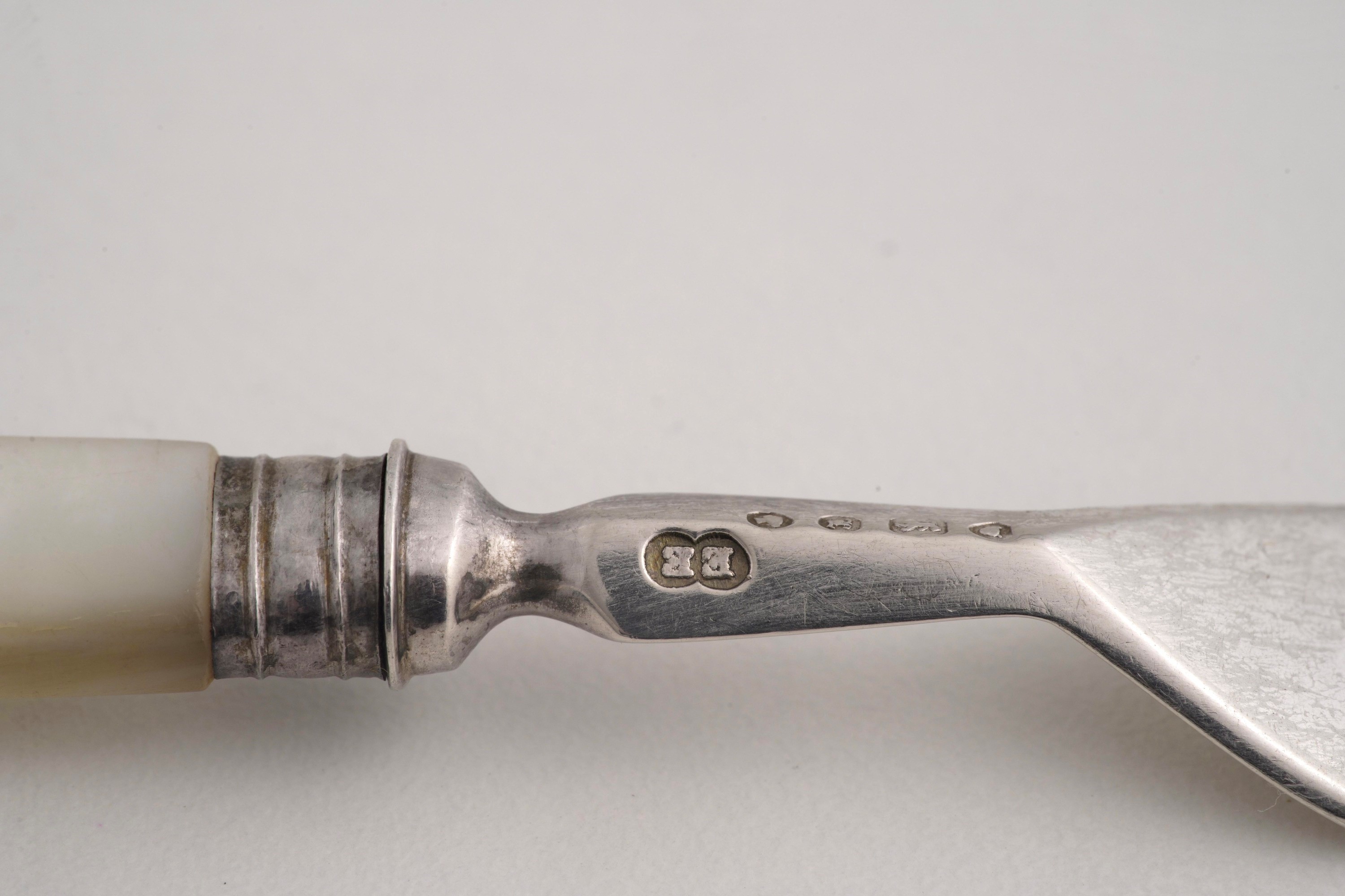 Set di Posate da Dessert in Argento e Madreperla, Londra 1828 e 1846
