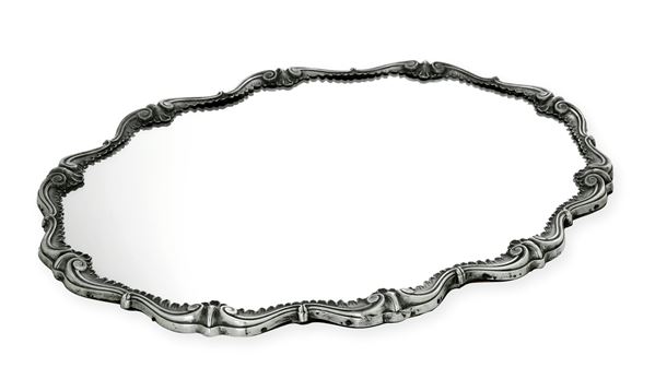 Présentoir a specchio con cornice sagomata. Argenteria italiana del XX secolo. Argentiere Gianni Pietrasanta & C., Alessandria