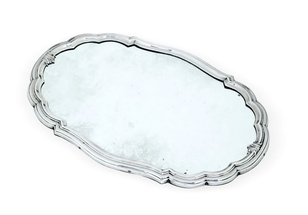 Présentoir a specchio con cornice sagomata. Argenteria italiana del XX secolo, marchi in uso dal 1935 al 1945