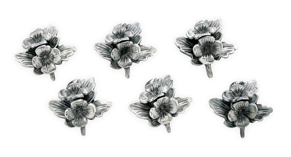 Sei segnaposti di gusto floreale. Argenteria italiana del XX-XXI secolo. Argentiere Guerci & C., Alessandria