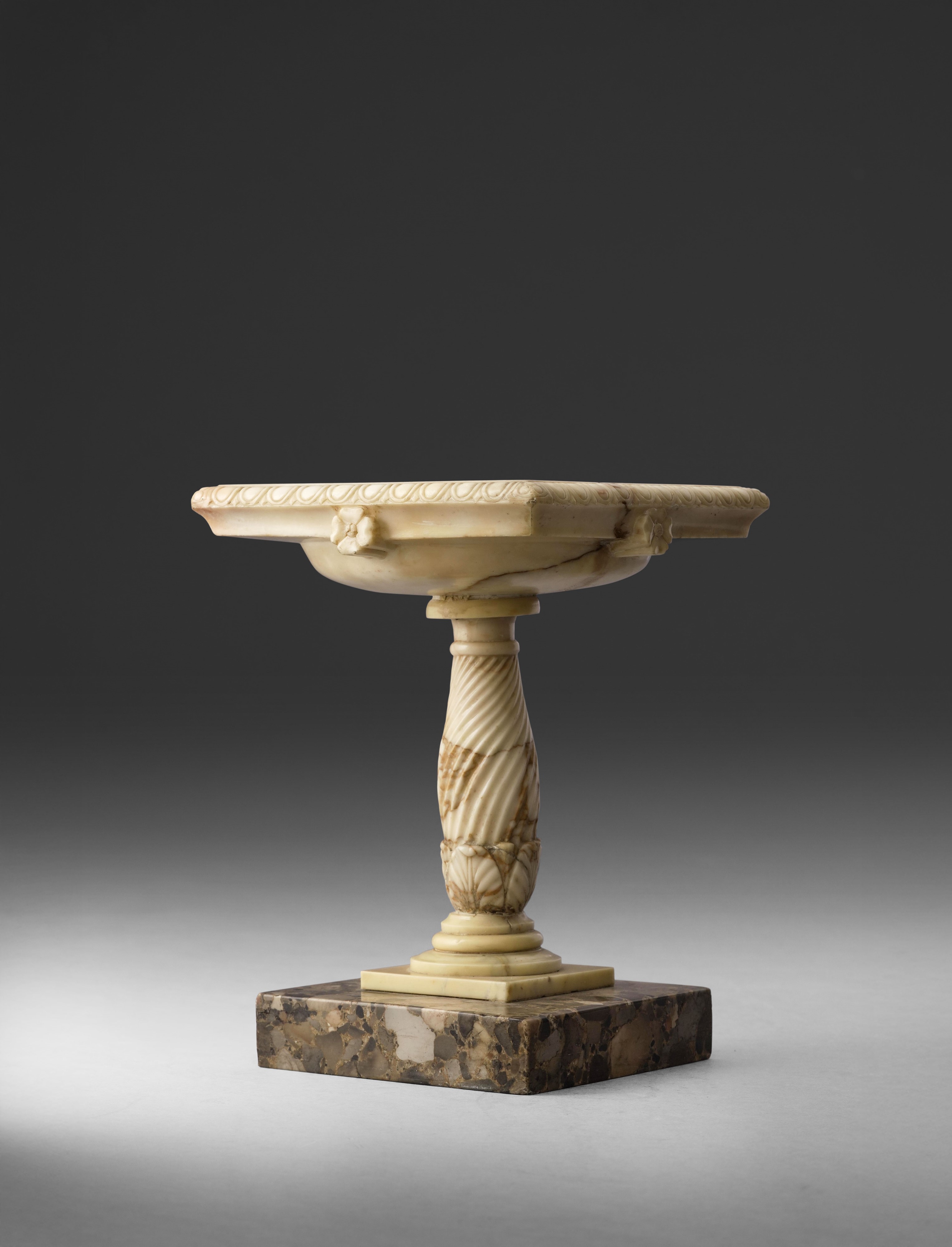 Lapicida romano del XIX secolo, Tazza neoclassica in marmo giallo antico e breccia policroma
