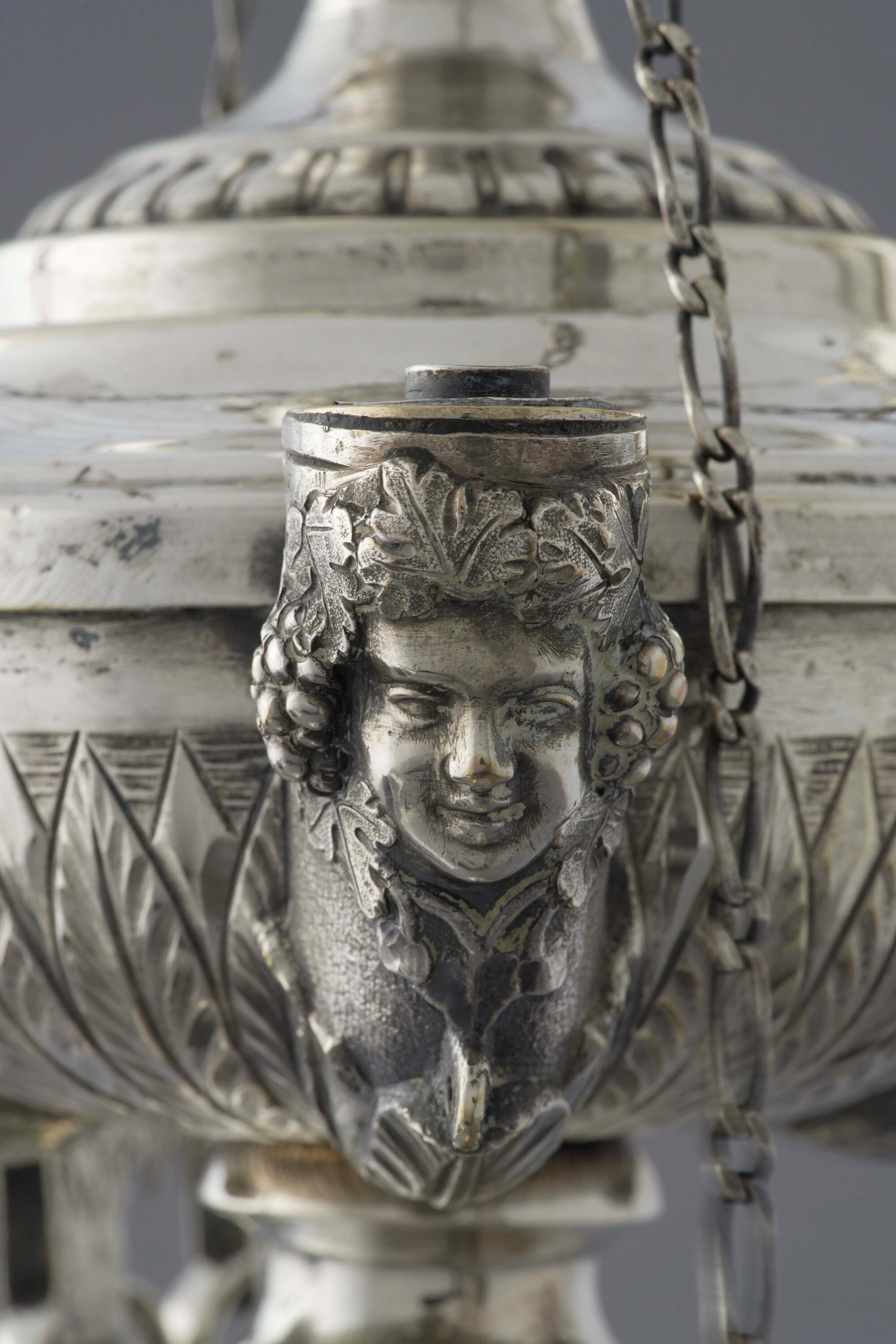 Grande lucerna neoclassica, Argento fuso sbalzato e cesellato, Roma XIX secolo