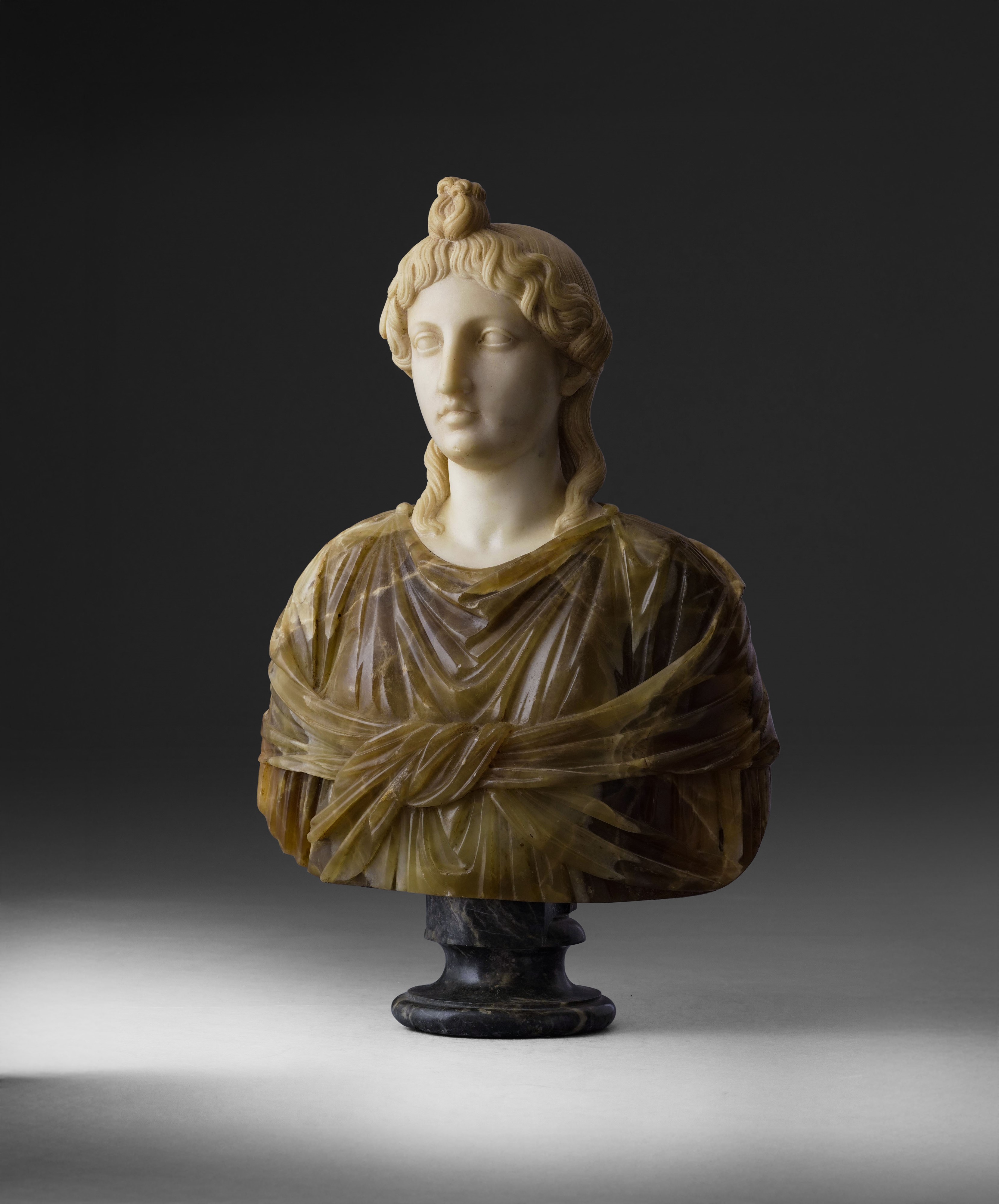 Joseph Gott, Iside, Testa in marmo bianco, busto in alabastro e base in marmo bardiglio