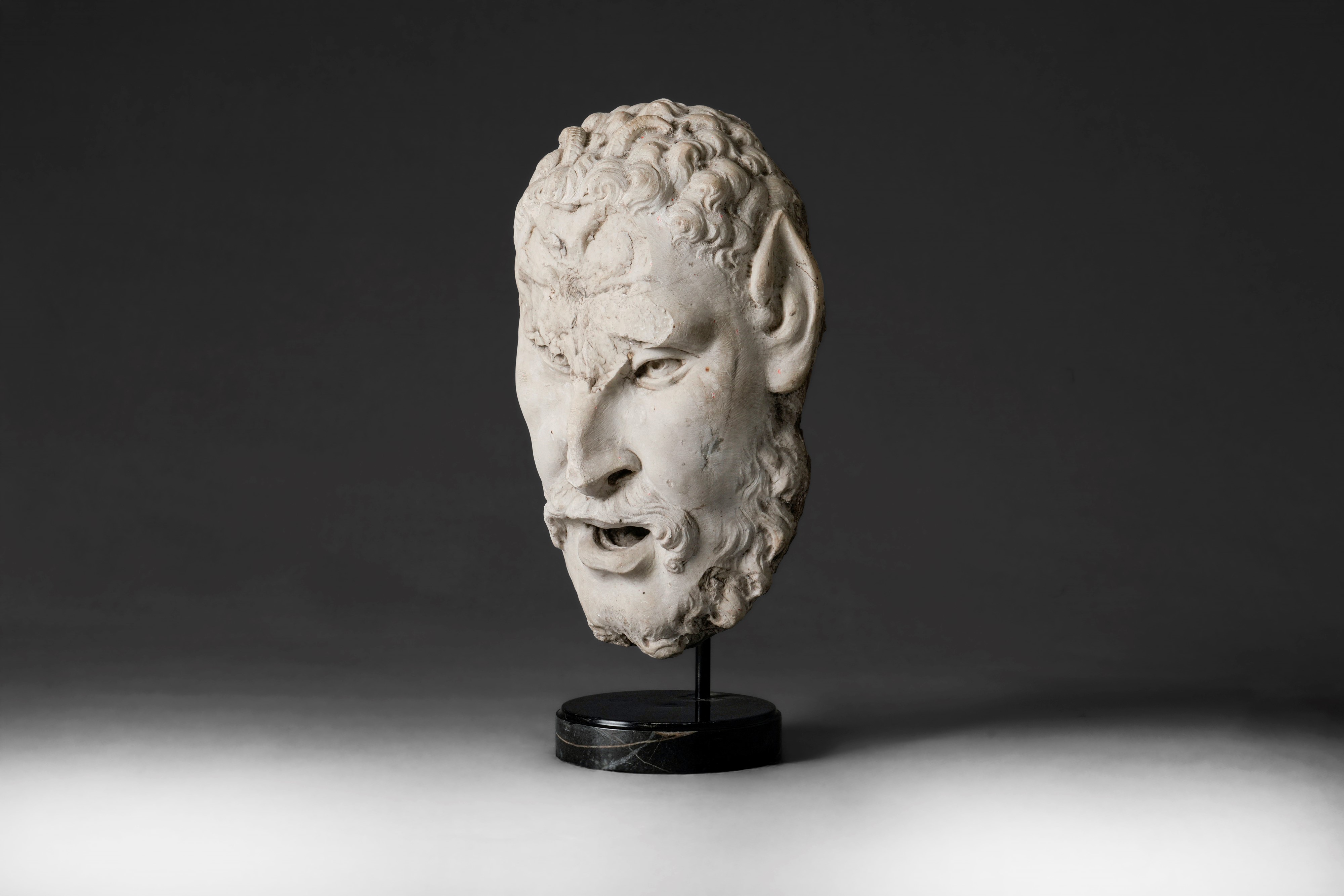 Mascherone raffigurante satiro, marmo bianco, XVI secolo
