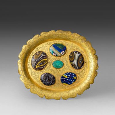 Alzata con campionario di paste vitree, Bronzo e rame fuso cesellato e dorato, Italia, XIX secolo