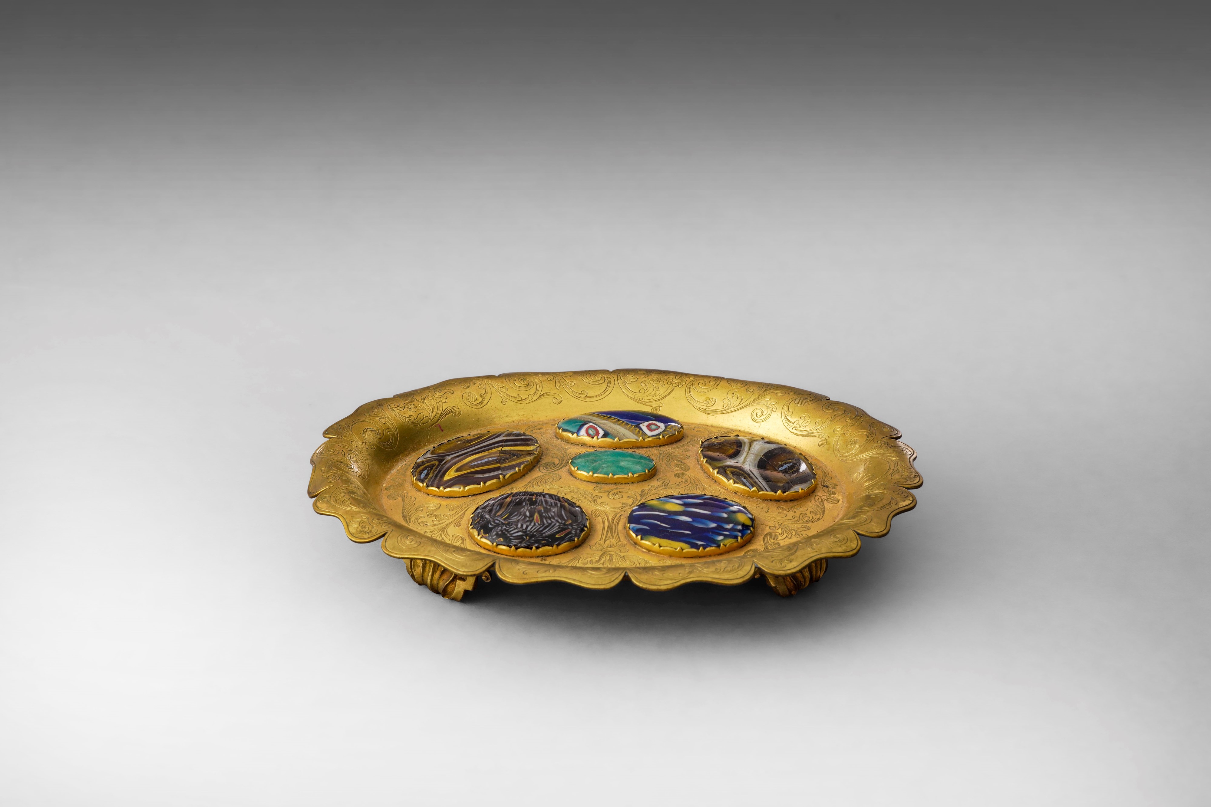 Alzata con campionario di paste vitree, Bronzo e rame fuso cesellato e dorato, Italia, XIX secolo