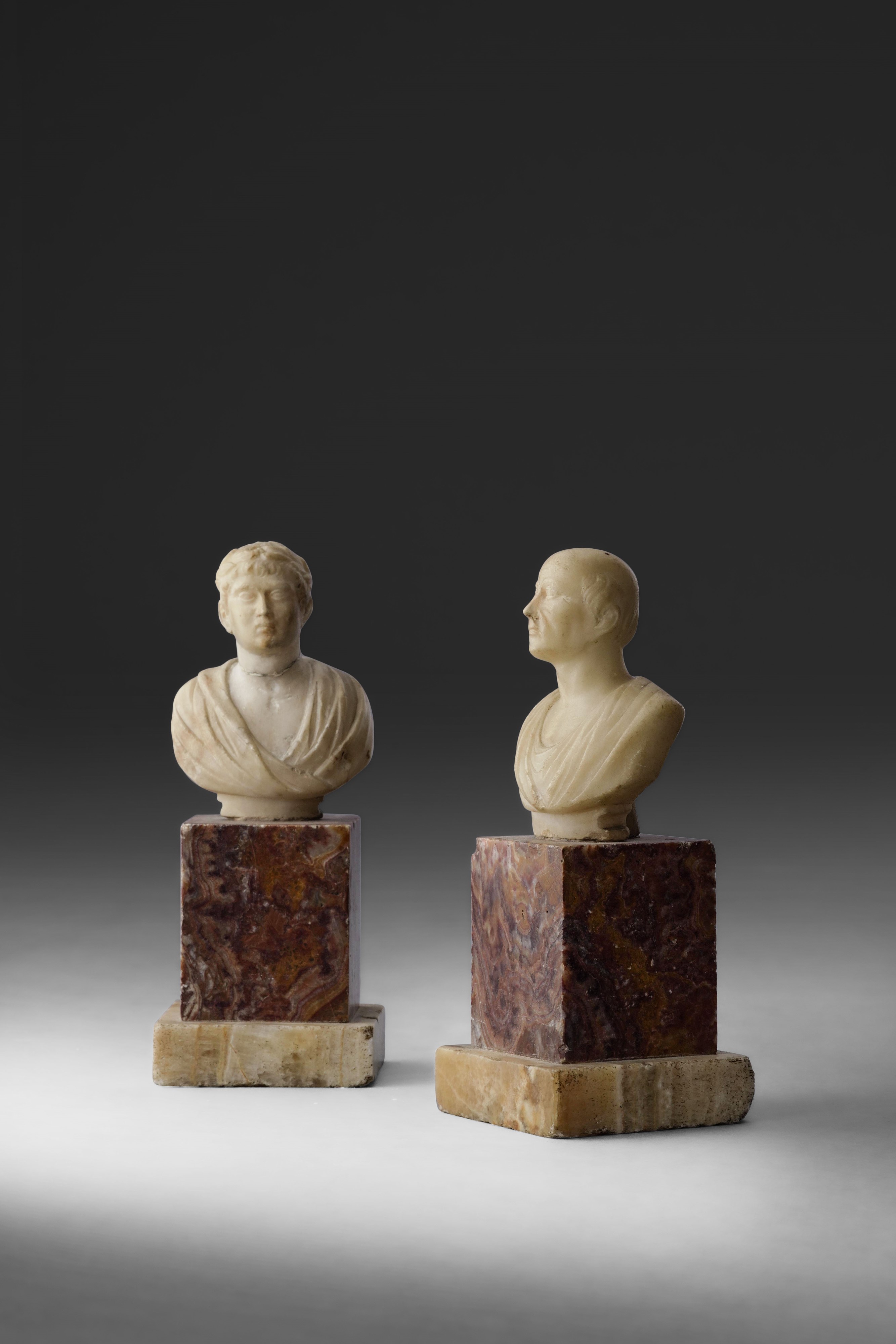 Giulio Cesare e Cesare Augusto, scultura in alabastro, Arte italiana del XVII secolo