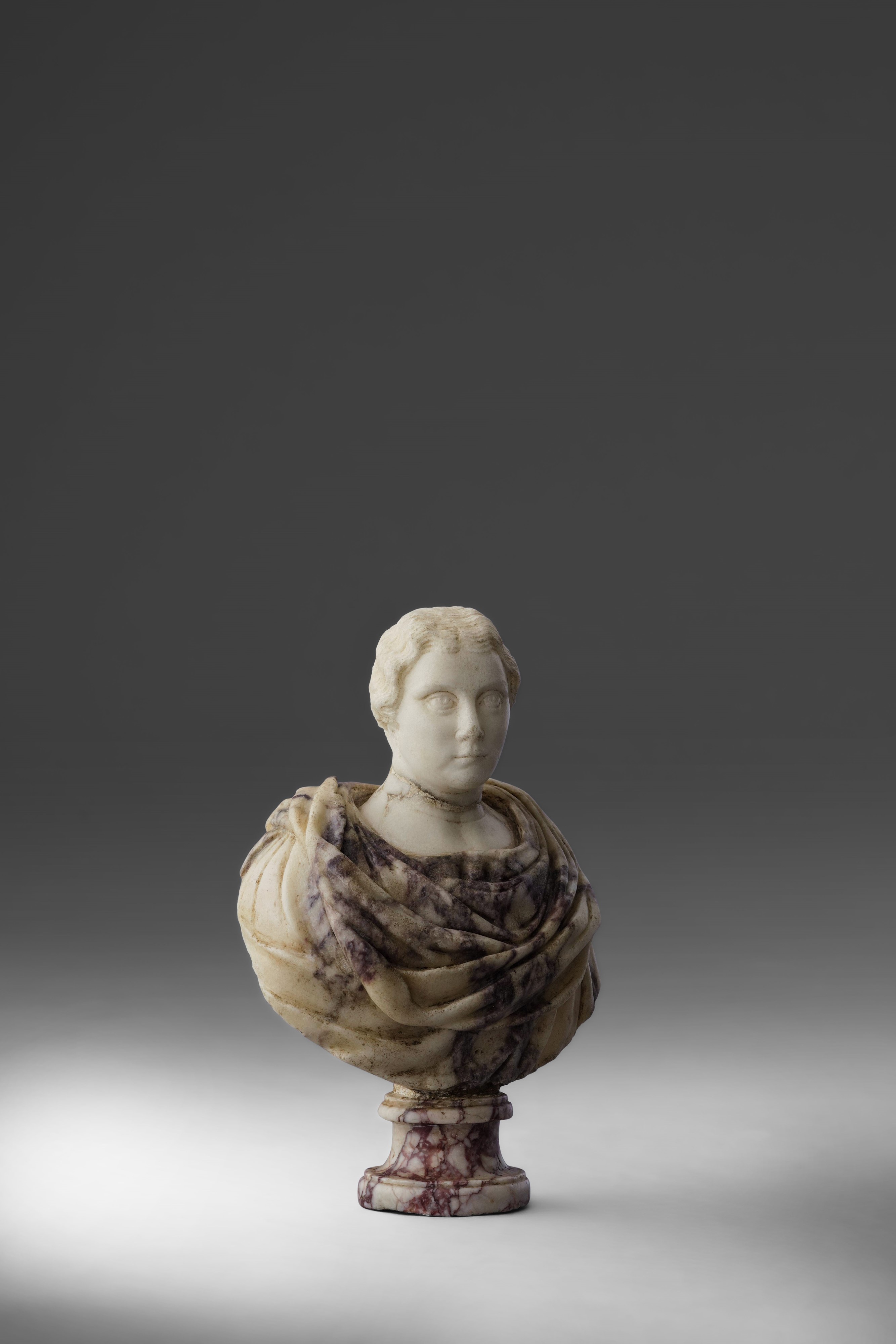 Anonimo, Busto muliebre in marmo bianco e pavonazzo, XVII secolo
