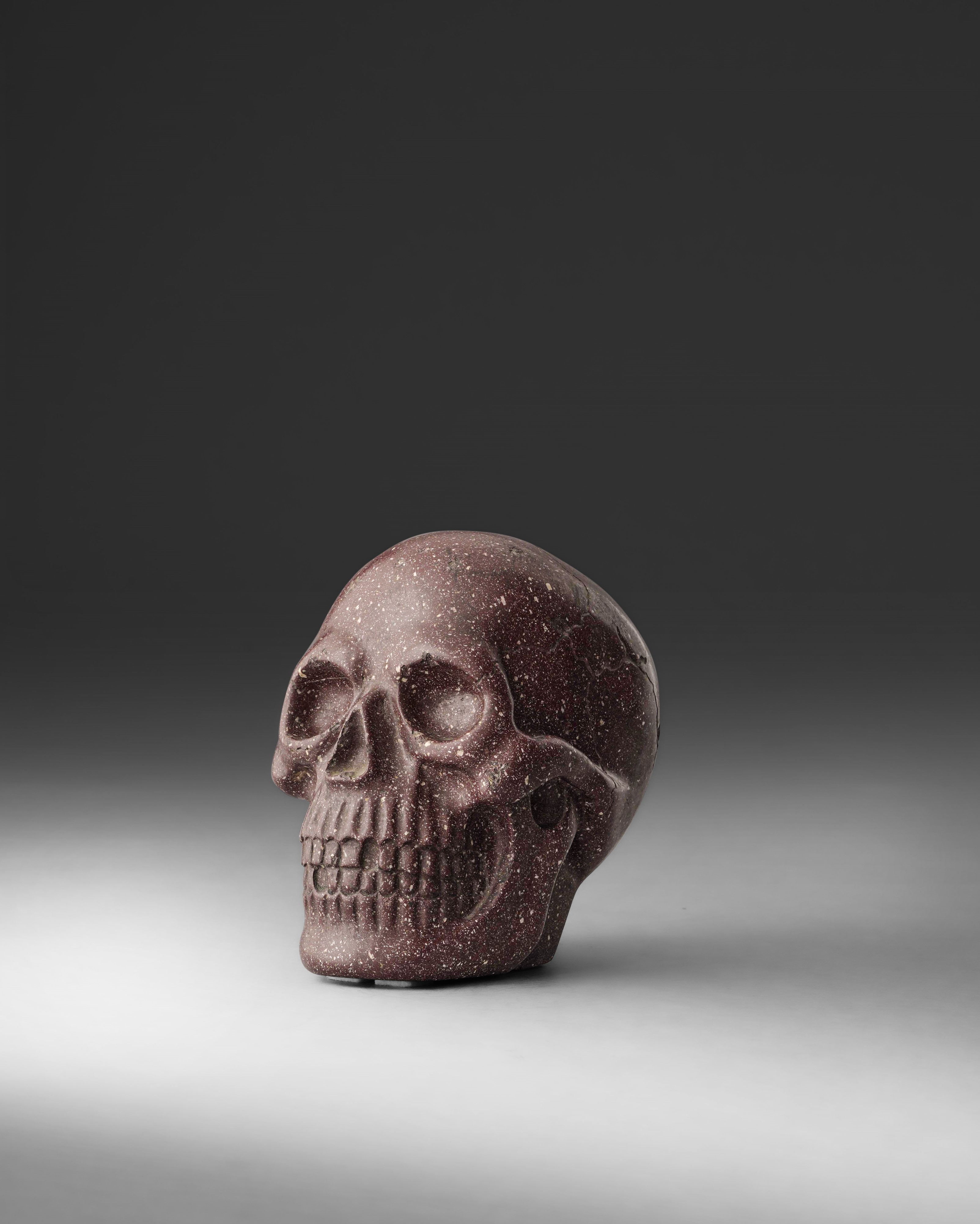 Lapicida del XX secolo, Memento mori in porfido rosso