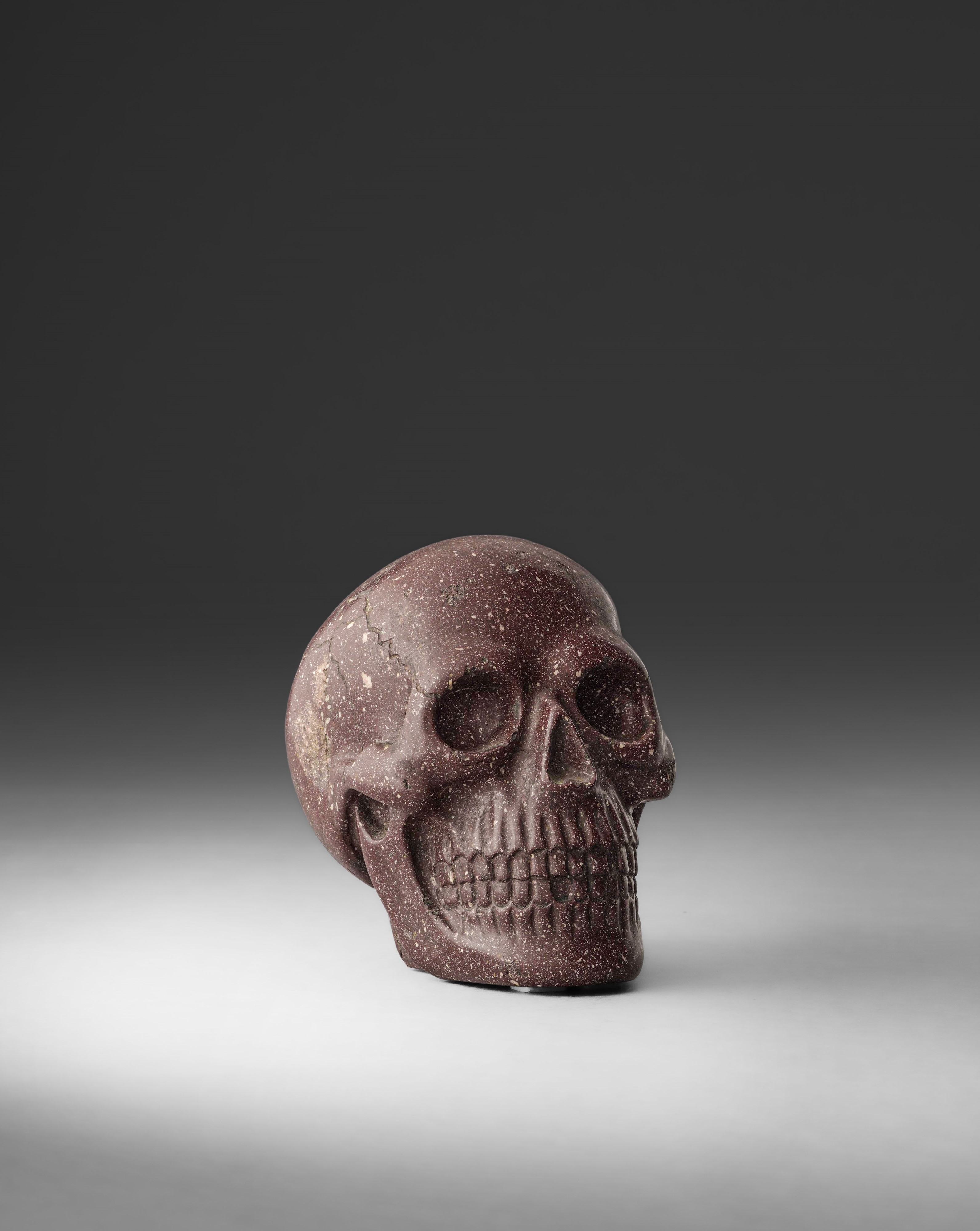 Lapicida del XX secolo, Memento mori in porfido rosso