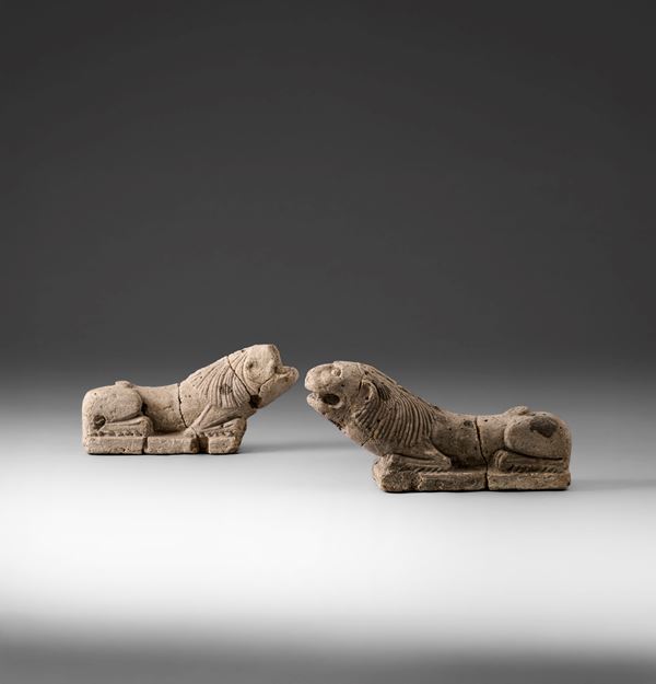 Due leoncini accovacciati. Arte romanica del XII-XIII secolo