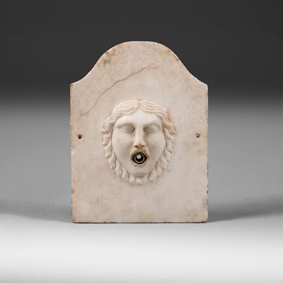 Mascherone da fontana raffigurante testa di Gorgona, marmo, XVIII-XIX secolo