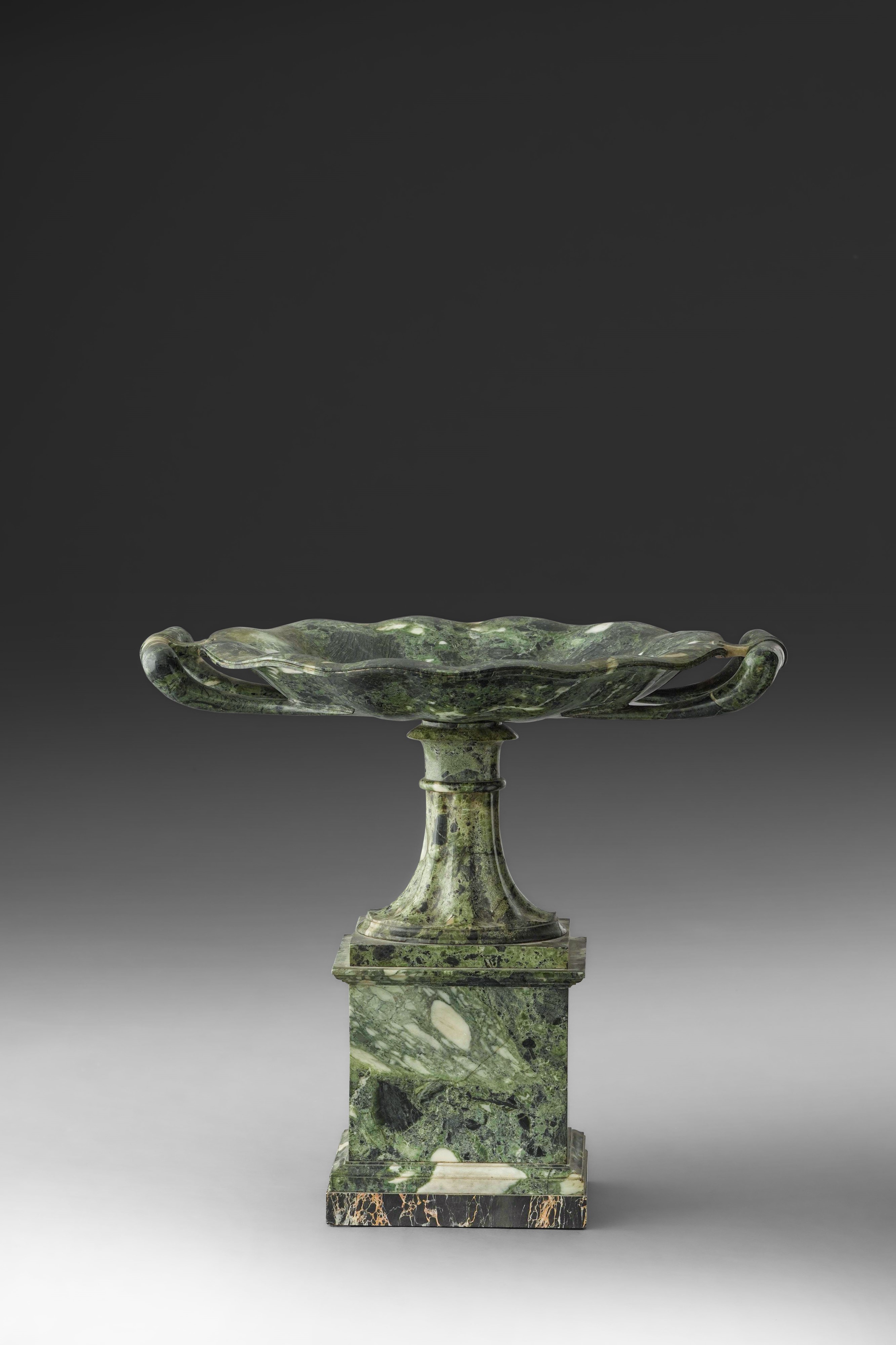 Ambito di Benedetto Boschetti, Grande tazza biansata in marmo verde antico e nero portoro, Roma, ...