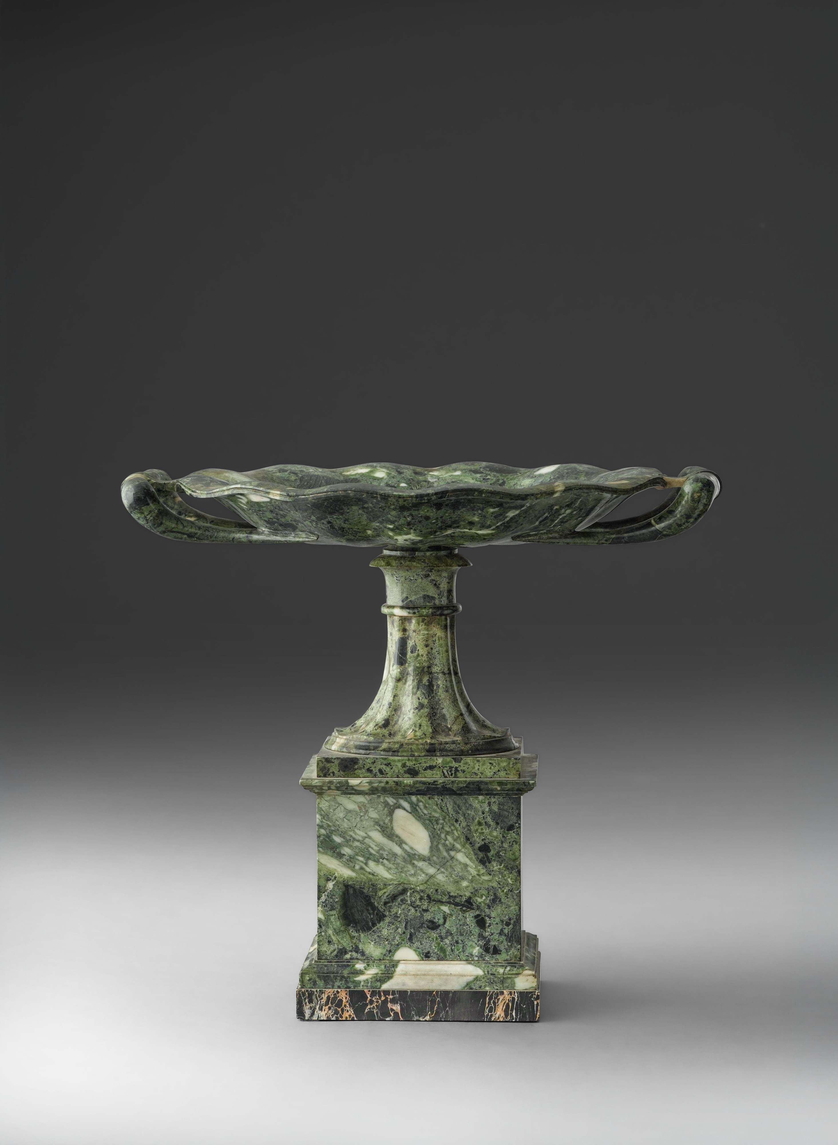 Ambito di Benedetto Boschetti, Grande tazza biansata in marmo verde antico e nero portoro, Roma, ...