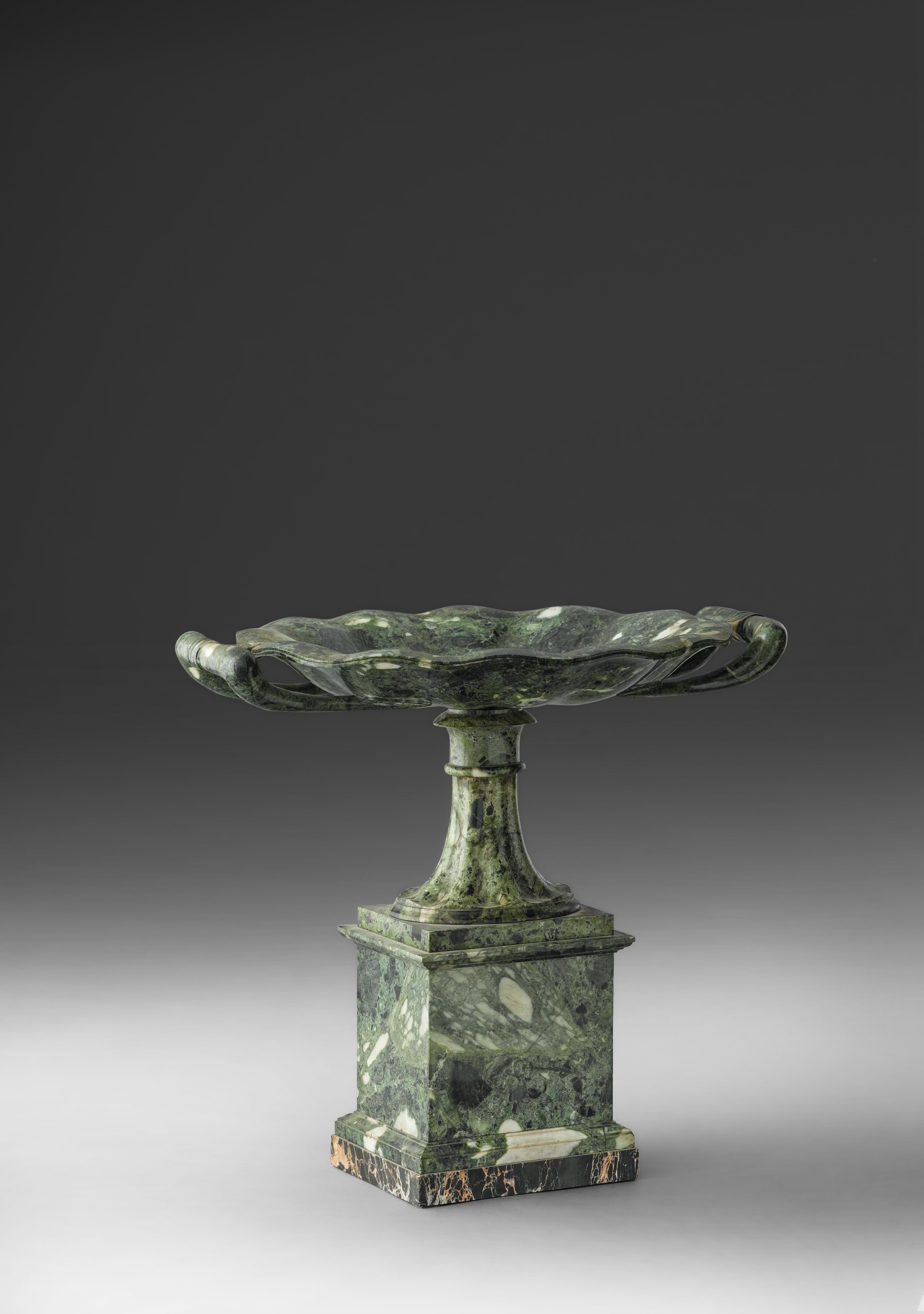 Ambito di Benedetto Boschetti, Grande tazza biansata in marmo verde antico e nero portoro, Roma, ...