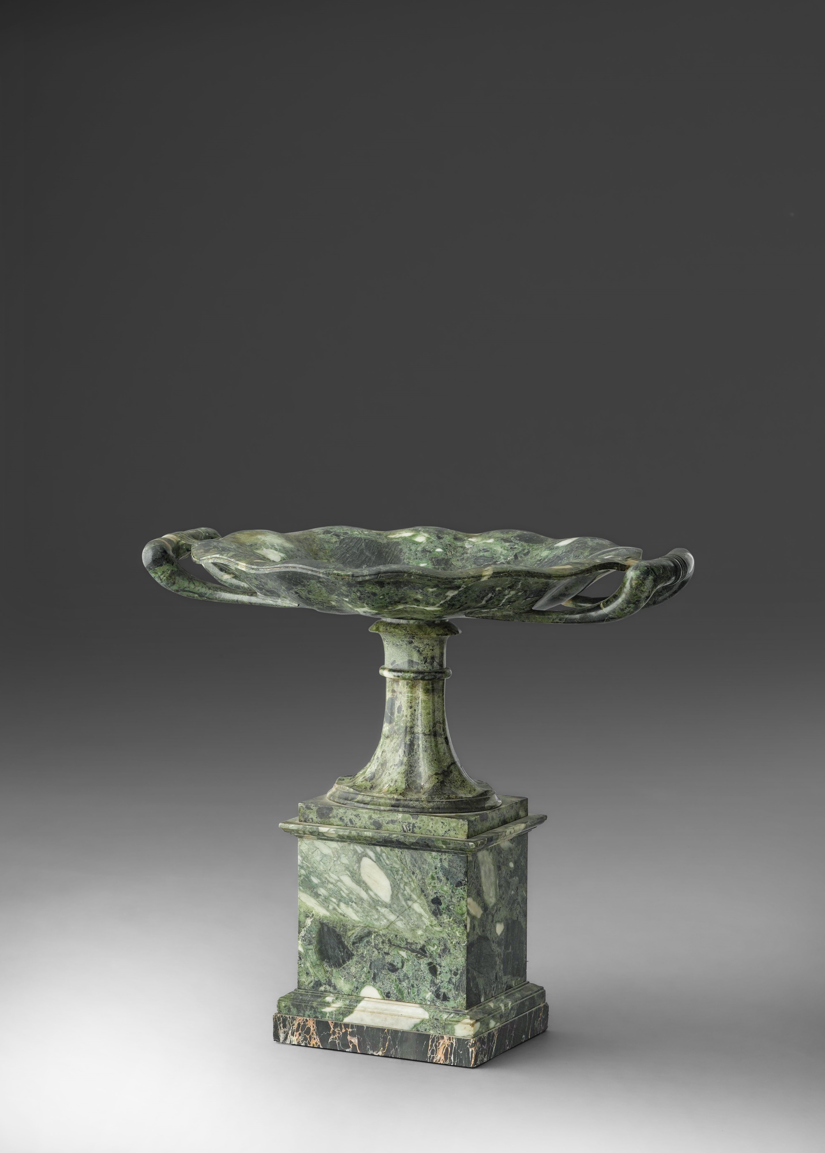 Ambito di Benedetto Boschetti, Grande tazza biansata in marmo verde antico e nero portoro, Roma, ...