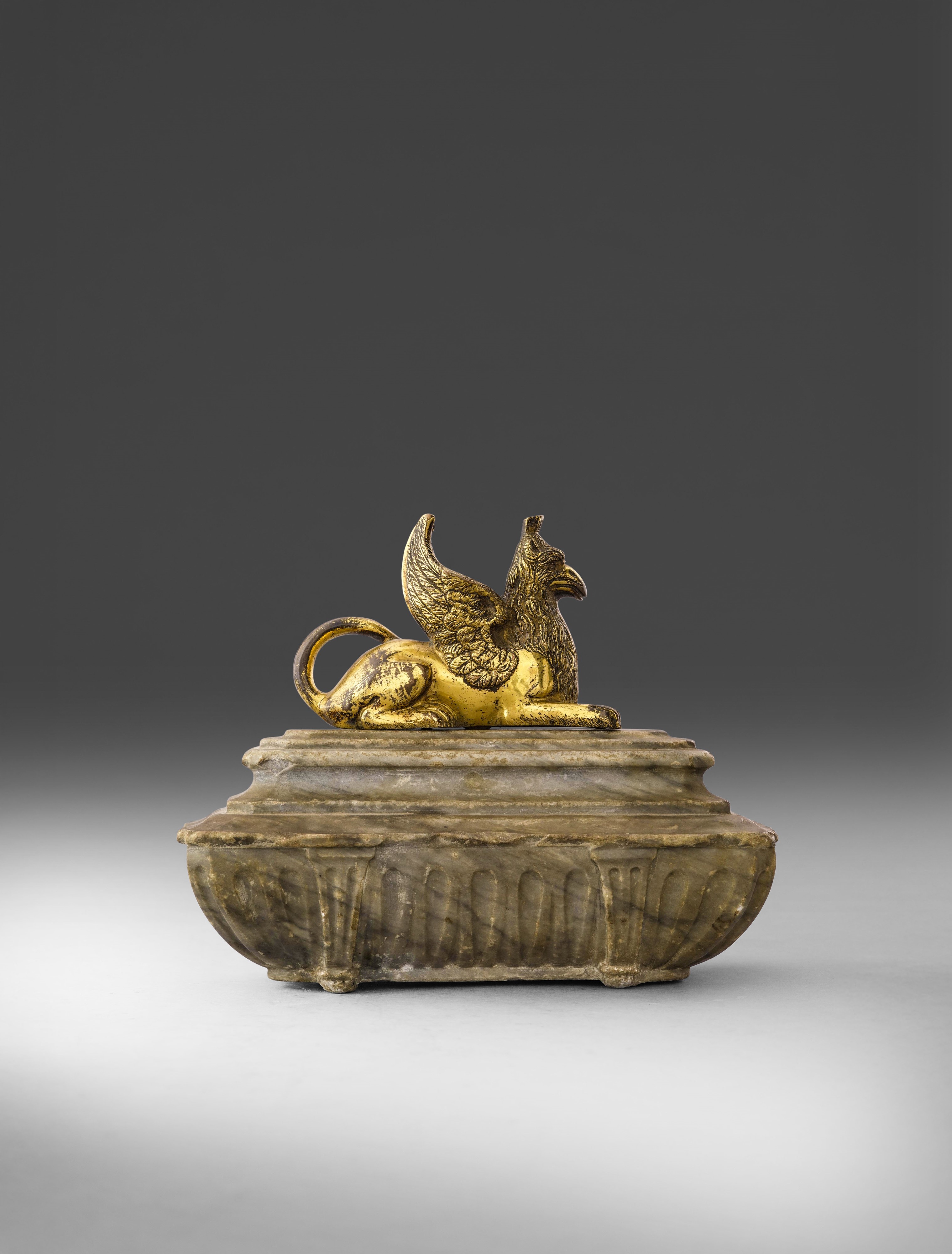Urna con Grifone, marmo bardiglio e bronzo fuso, Italia, XVII-XVIII secolo