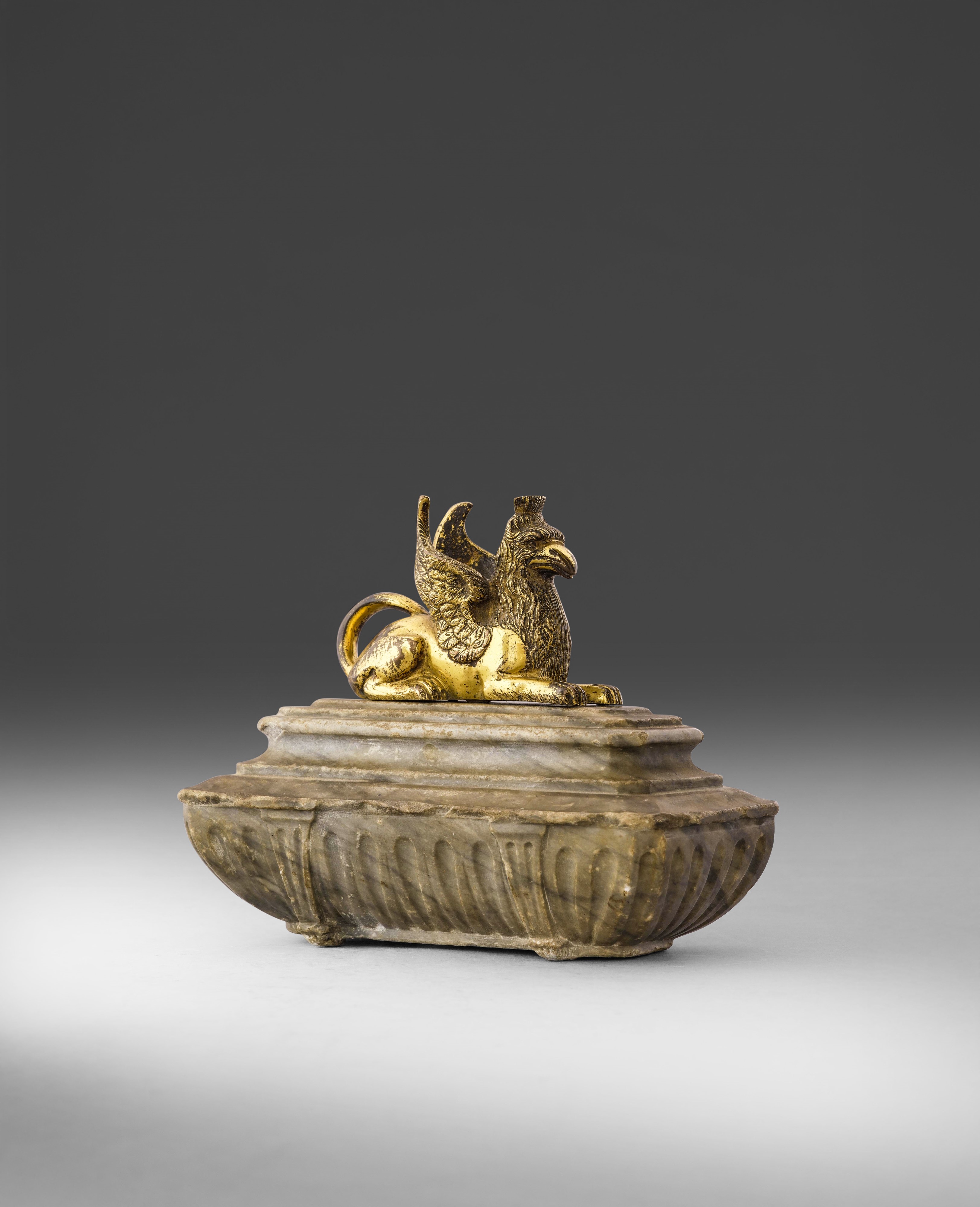 Urna con Grifone, marmo bardiglio e bronzo fuso, Italia, XVII-XVIII secolo