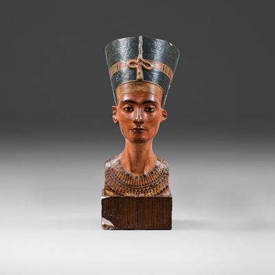 Busto di Nefertiti, stucco dipinto, cm 23X37X60, XX secolo