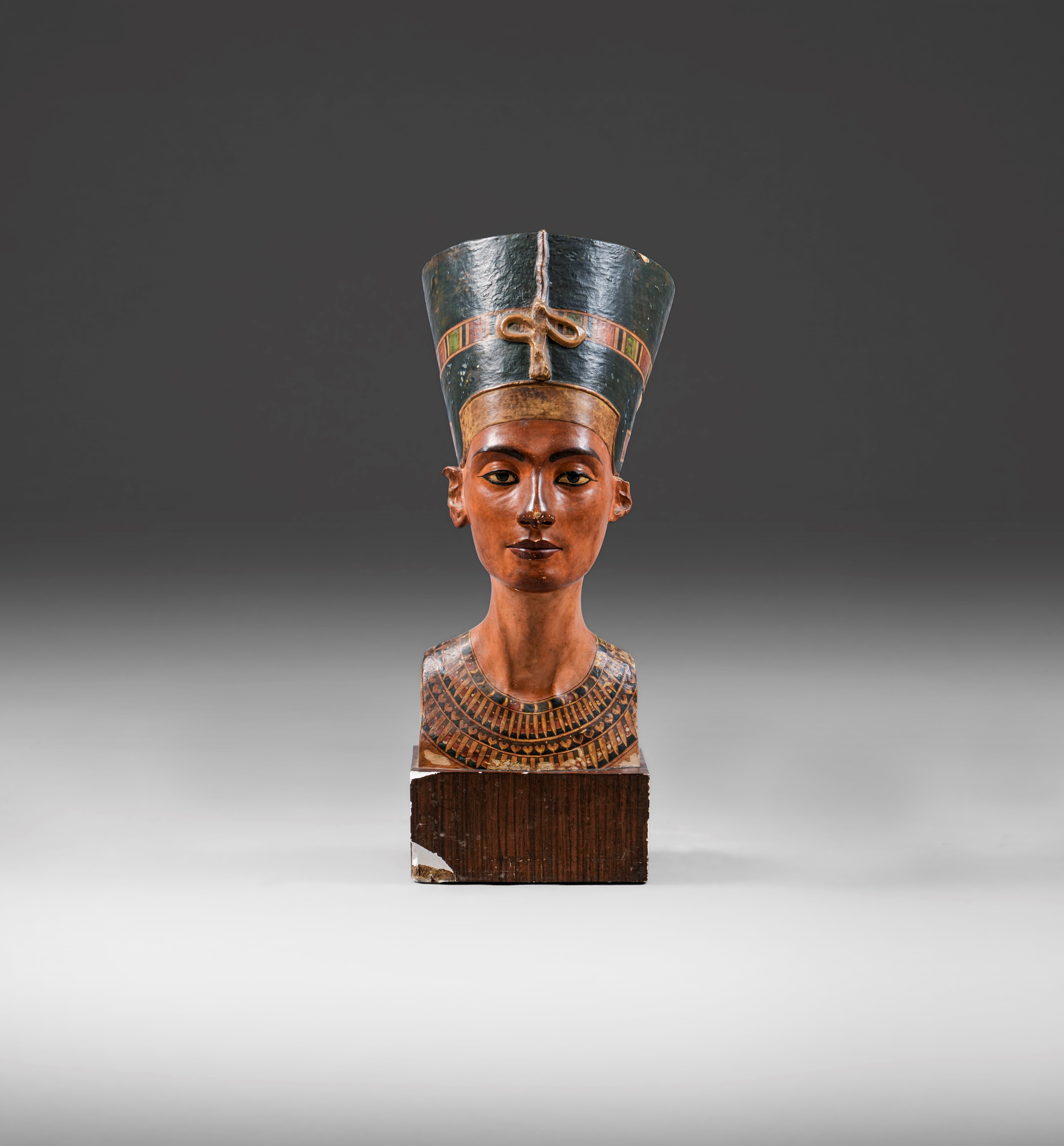 Busto di Nefertiti, stucco dipinto, cm 23X37X60, XX secolo