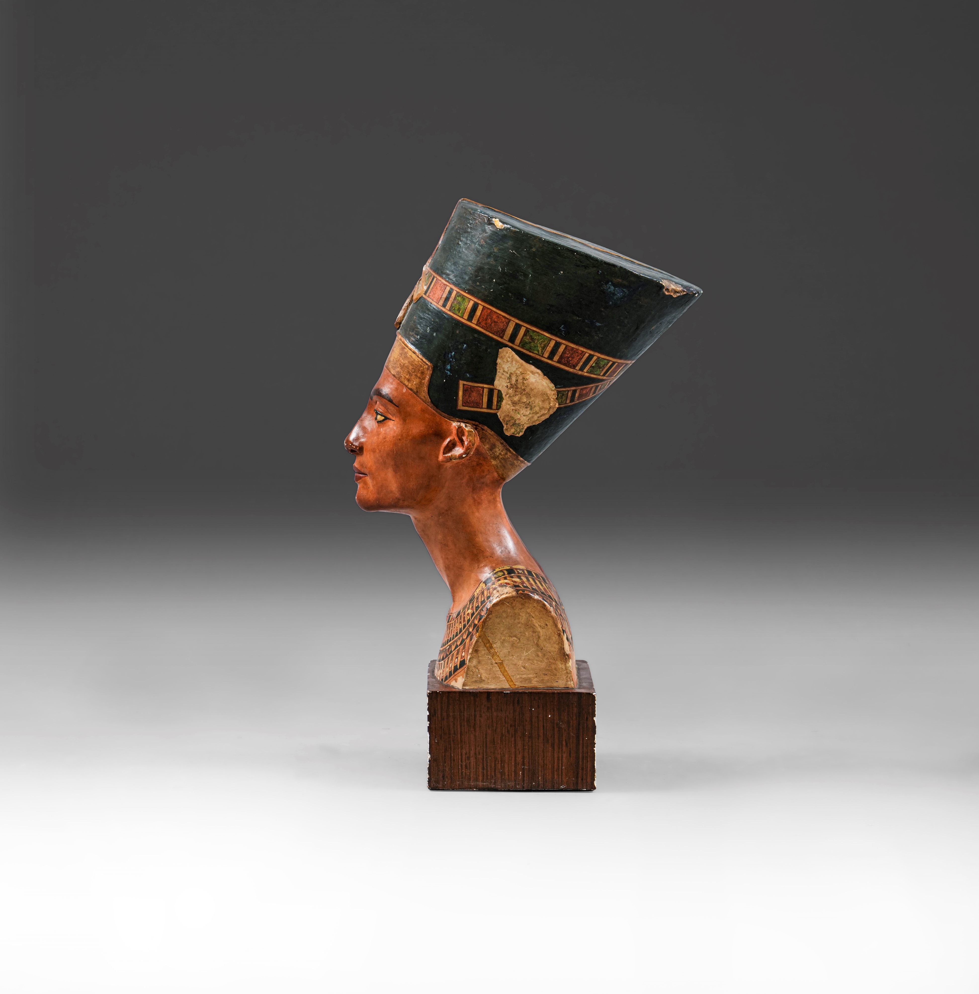 Busto di Nefertiti, stucco dipinto, cm 23X37X60, XX secolo