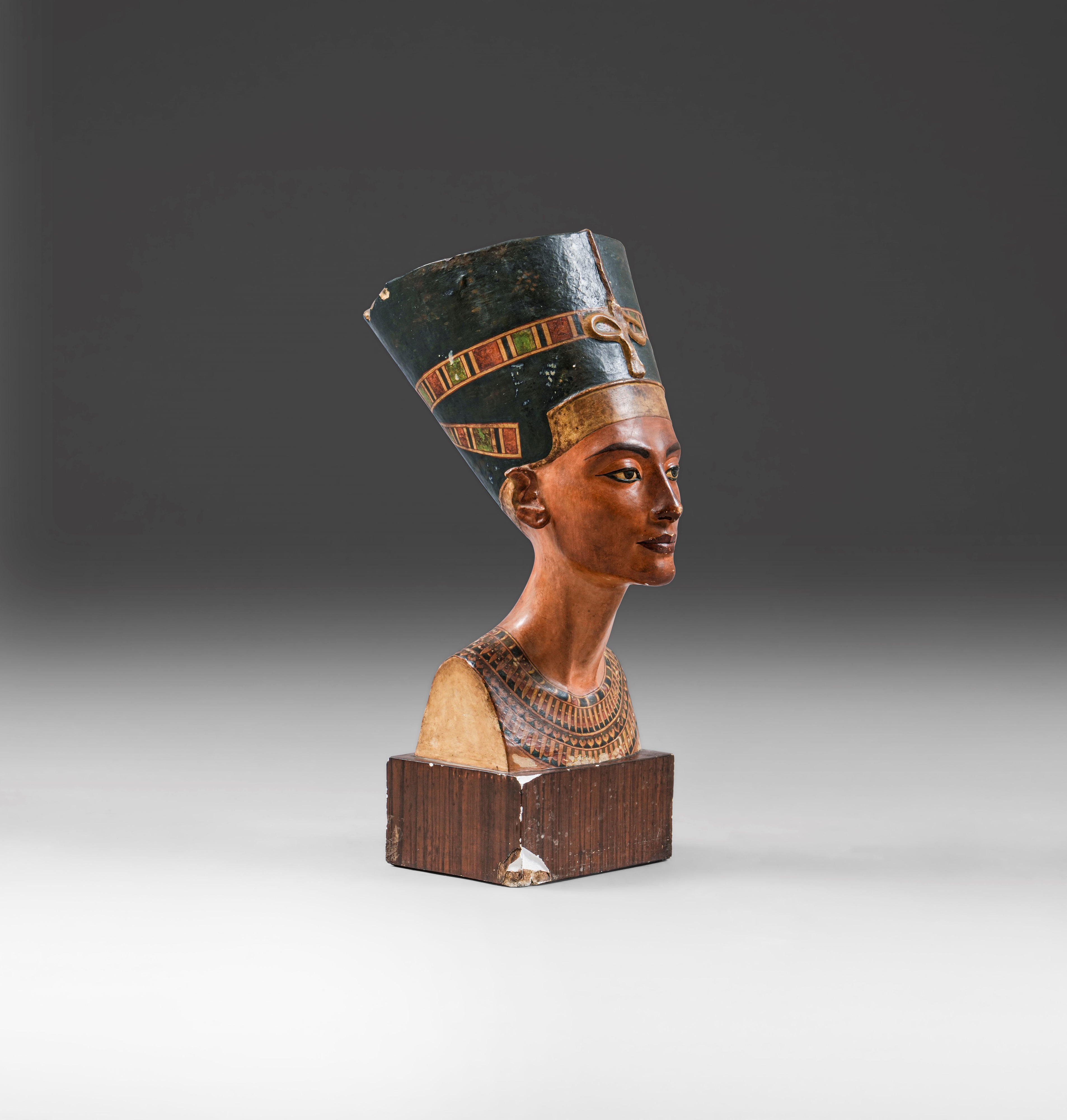 Busto di Nefertiti, stucco dipinto, cm 23X37X60, XX secolo