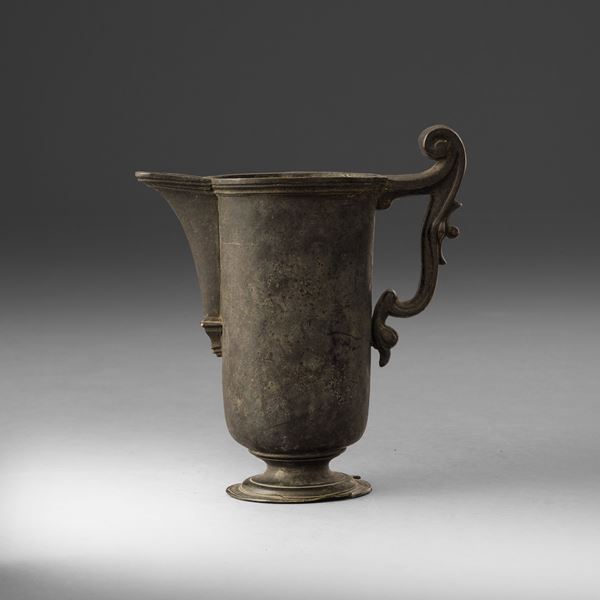 Versatoio barocco in metallo patinato. XVII secolo