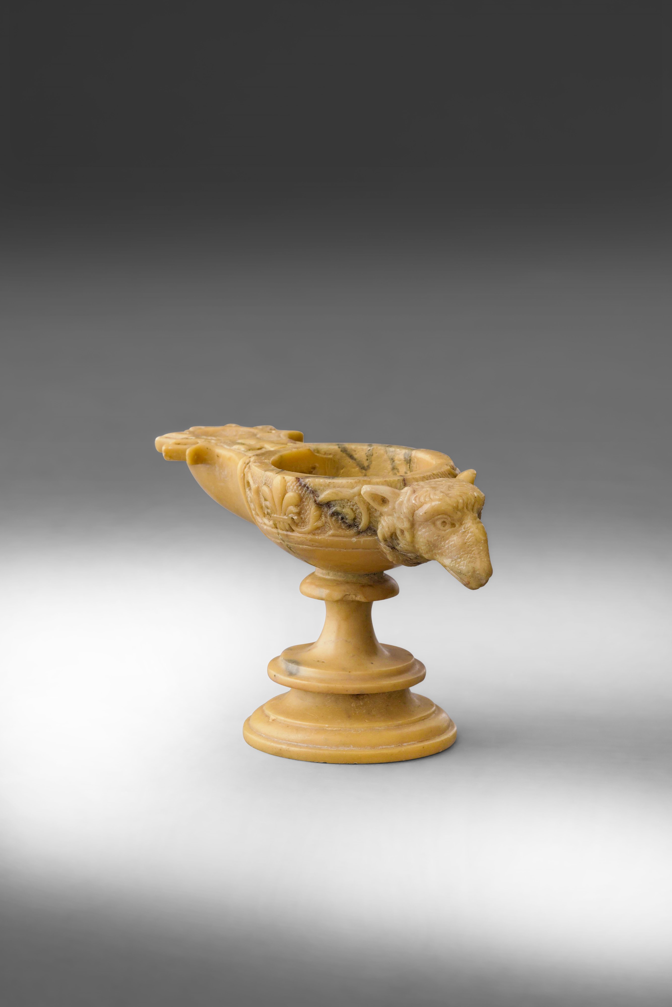 Lucerna antropomorfa, arte neoclassica, Marmo giallo antico, Roma, XIX secolo