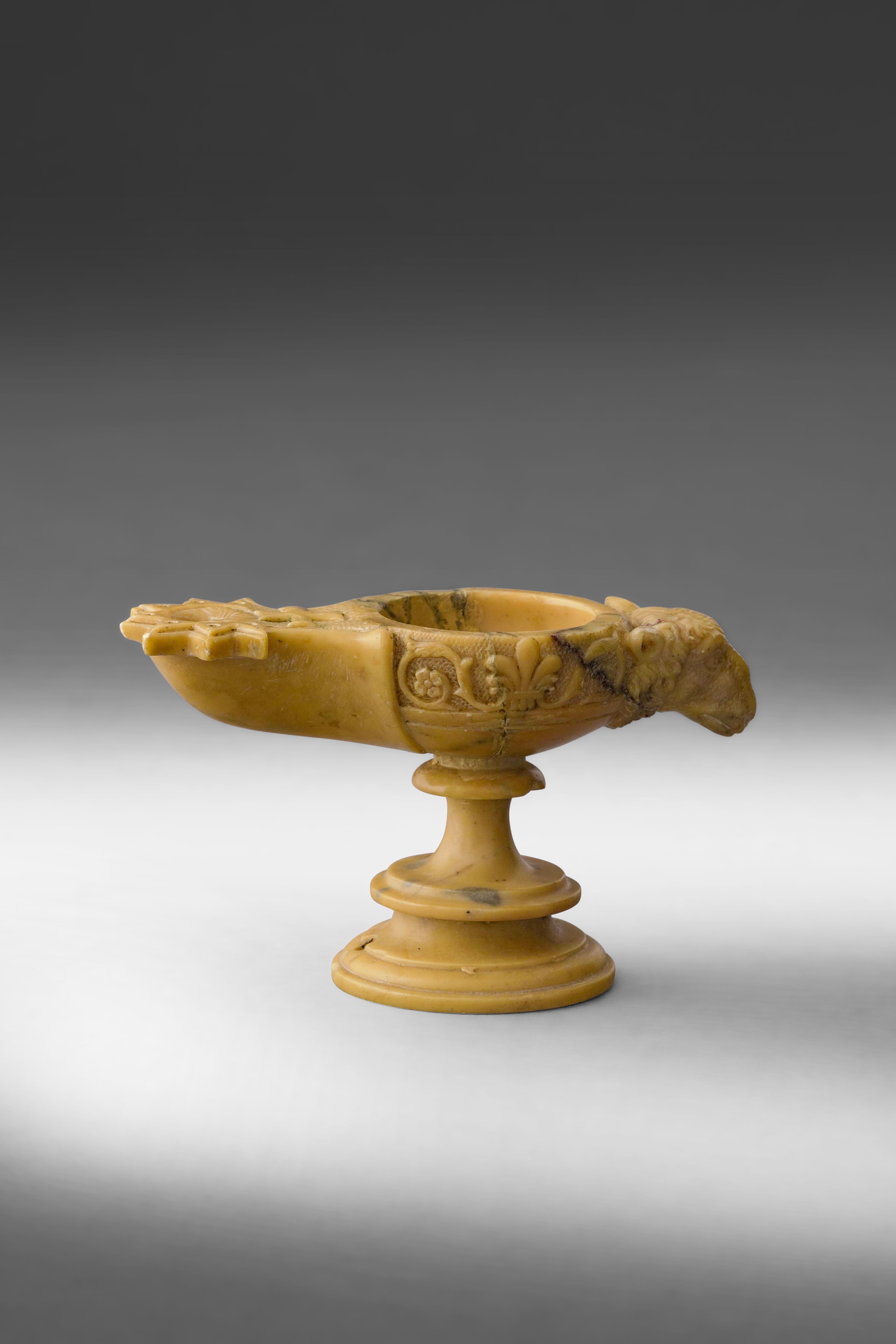 Lucerna antropomorfa, arte neoclassica, Marmo giallo antico, Roma, XIX secolo