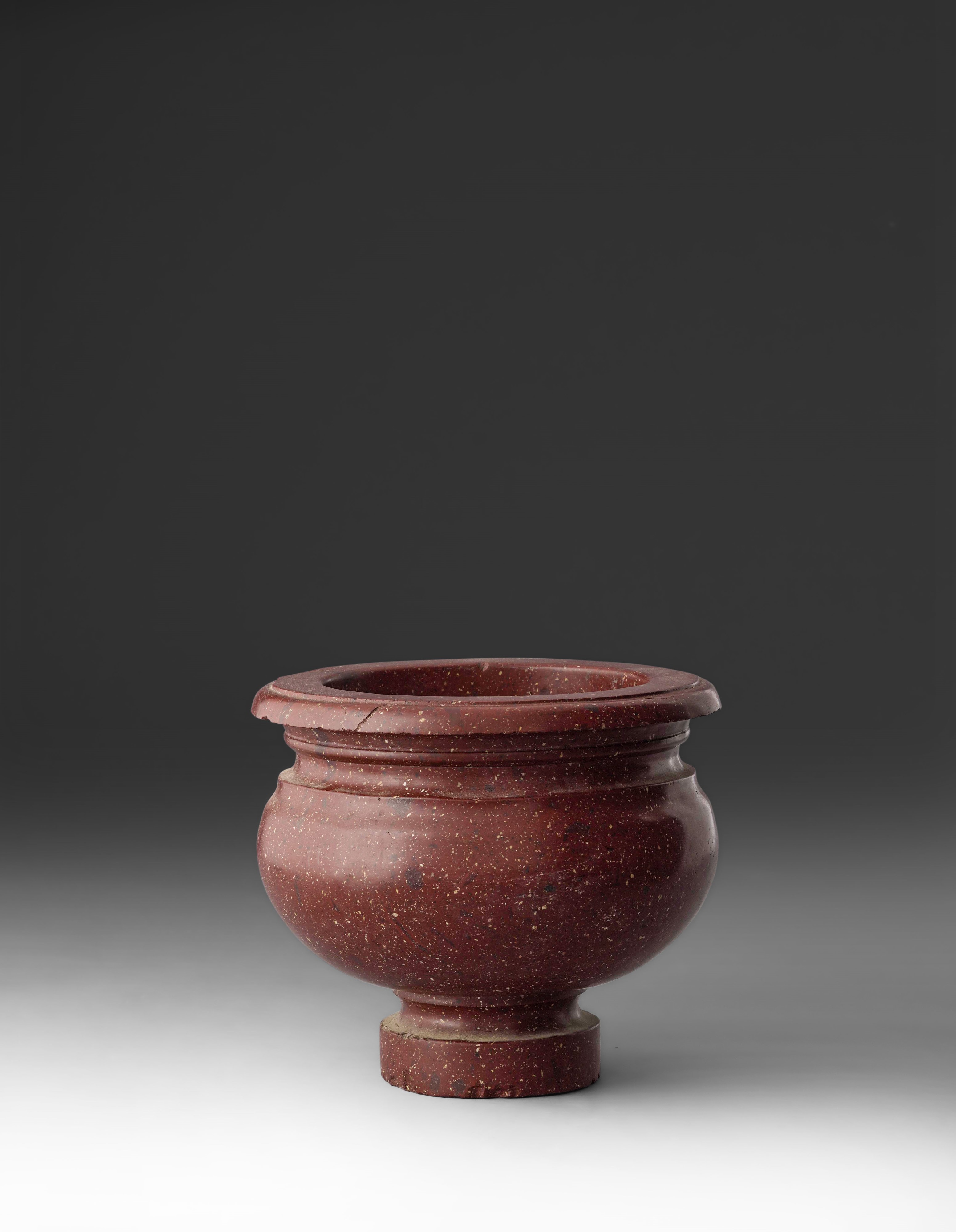 Lapicida del XIX secolo, Mortaio in porfido rosso