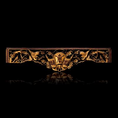 Fregio in Legno Intagliato e Dorato Raffigurante Pipistrello con Iscrizioni, Cina, Dinastia Qing,...