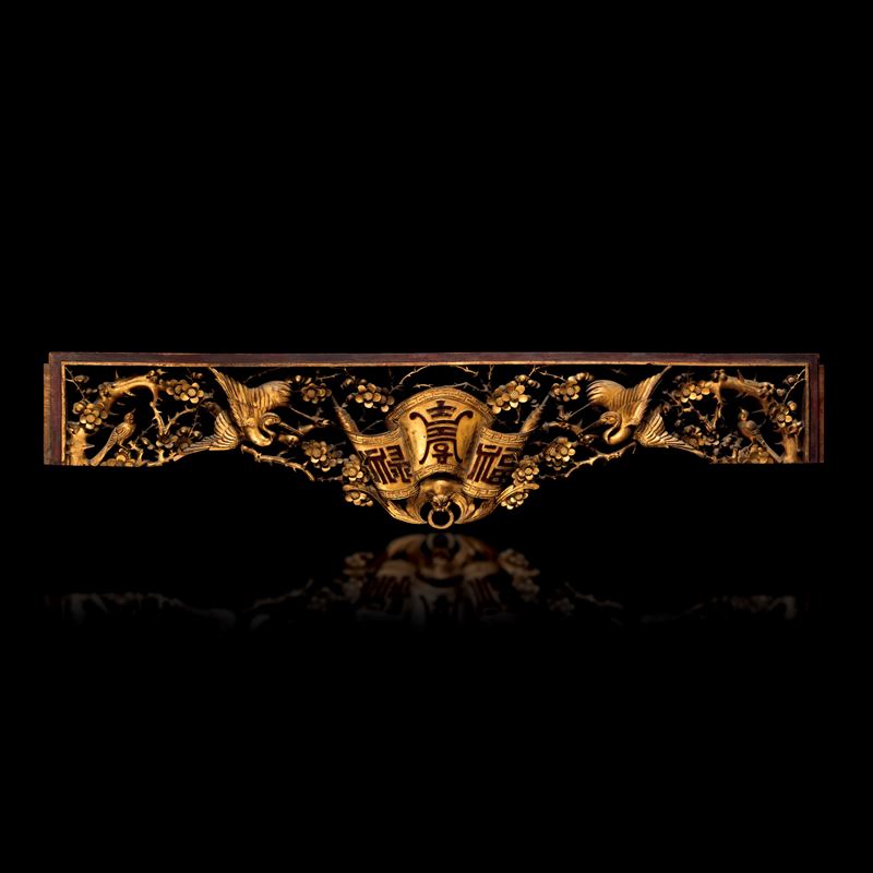 Fregio in legno intagliato e dorato raffigurante pipistrello con iscrizioni, Cina, Dinastia Qing, XIX secolo  - Auction Fine Asian Works of Art - Cambi Casa d'Aste