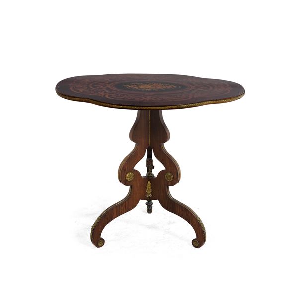 Tavolino in lagno intarsiato. XIX-XX secolo