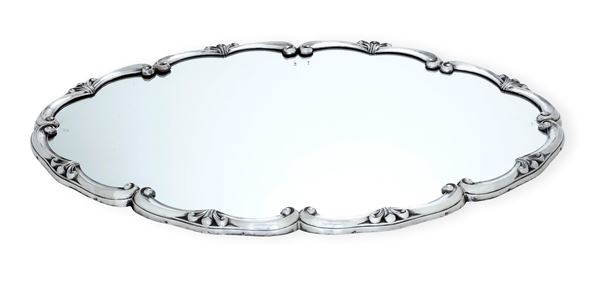 Présentoir a specchio con cornice sagomata. Argenteria italiana del XX secolo, argentiere Guerci & C., Alessandria