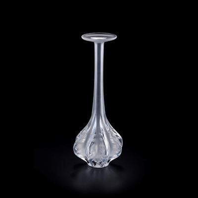 Manifattura Lalique (Francia), Vaso monofiore “Claude” in cristallo smerigliato e trasparente