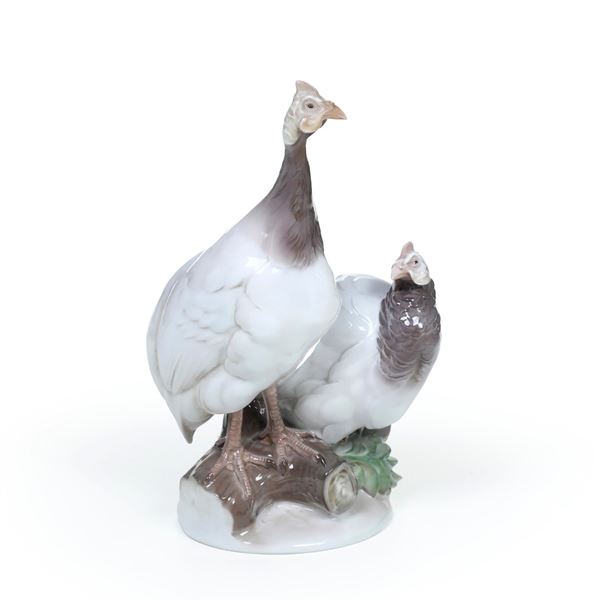 Coppia di galline faraone.<BR>Germania, Manifattura di Rosenthal, 1936.<BR>Modello di Ottmar Obermaier (1883-1965), 1925 circa.<BR>